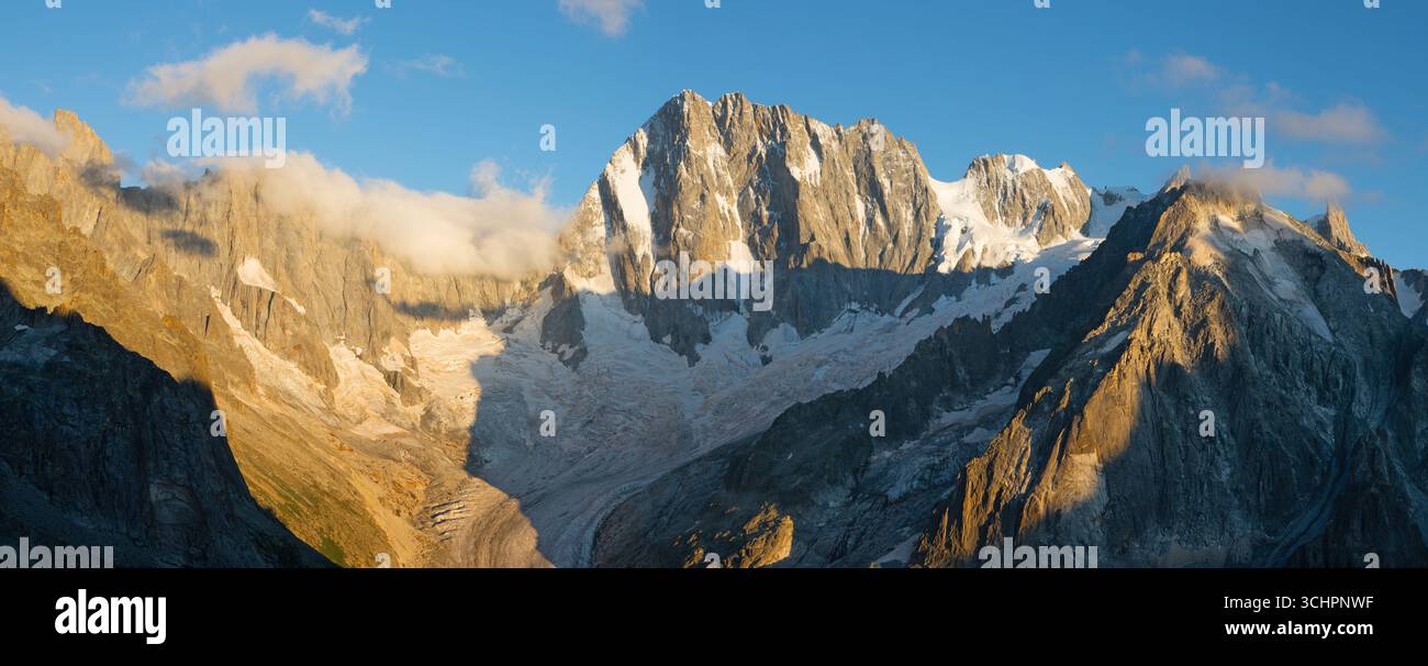 Das Panorama von Grand Jorasses erhebt sich im Abendlicht. Stockfoto