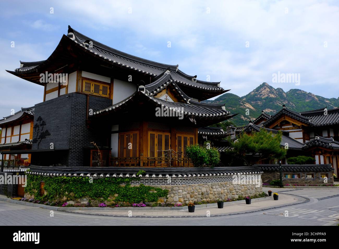 Charmantes koreanisches Giwa, traditionelles Wohngebiet mit Bergblick, Hanok Village Stockfoto