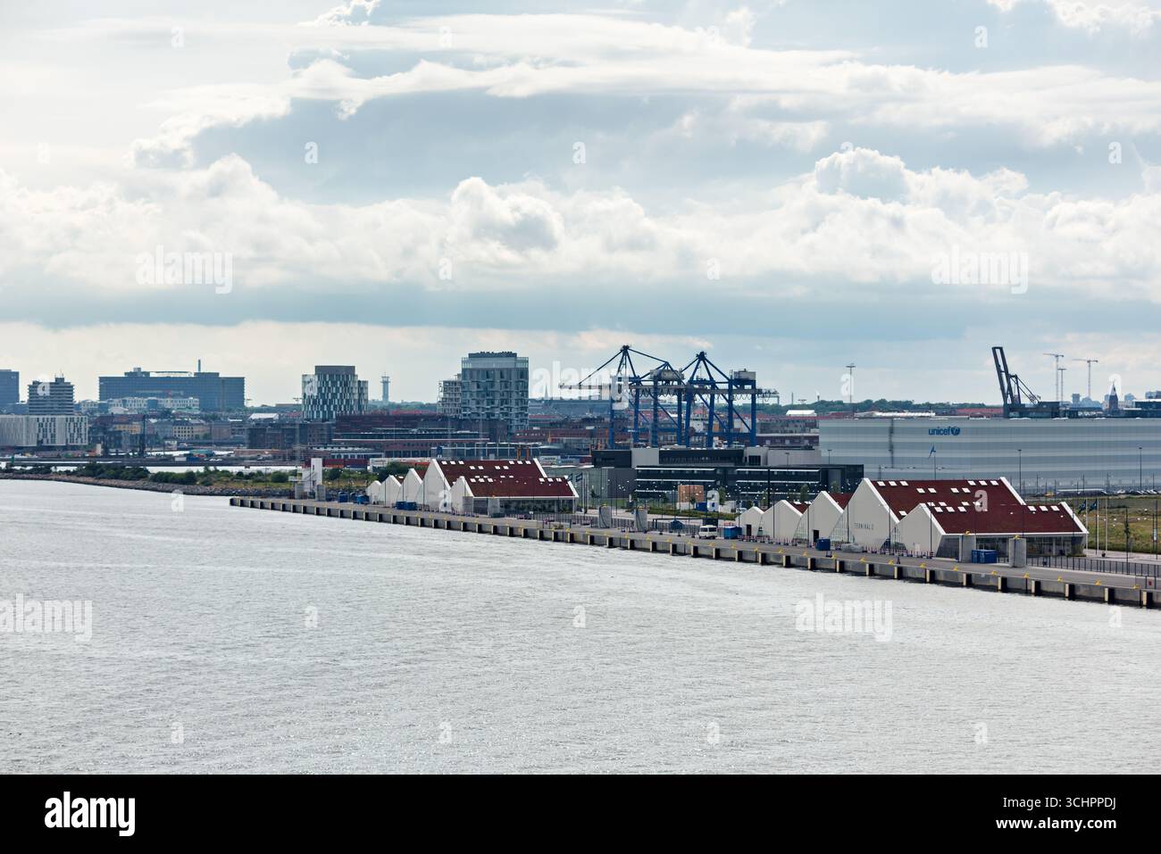 UNICEF Global Supply Hub Warehouse Copenhagen Denmark // CHARLOTTENLUND, Denmark — The UNICEF global supply hub in Copenhagen, Denmark, is home to the world's largest semi-automated humanitarian warehouse, a donation from the Danish government. This expansive facility, covering over 20,000 square meters (approximately 215,000 square feet), can store up to 36,000 pallets of essential supplies. The warehouse is equipped with robot cranes that manage inventory based on turnover and expiry dates, ensuring efficient deployment of goods. UNICEF's teams in Copenhagen also provide crucial guidance and Stockfoto
