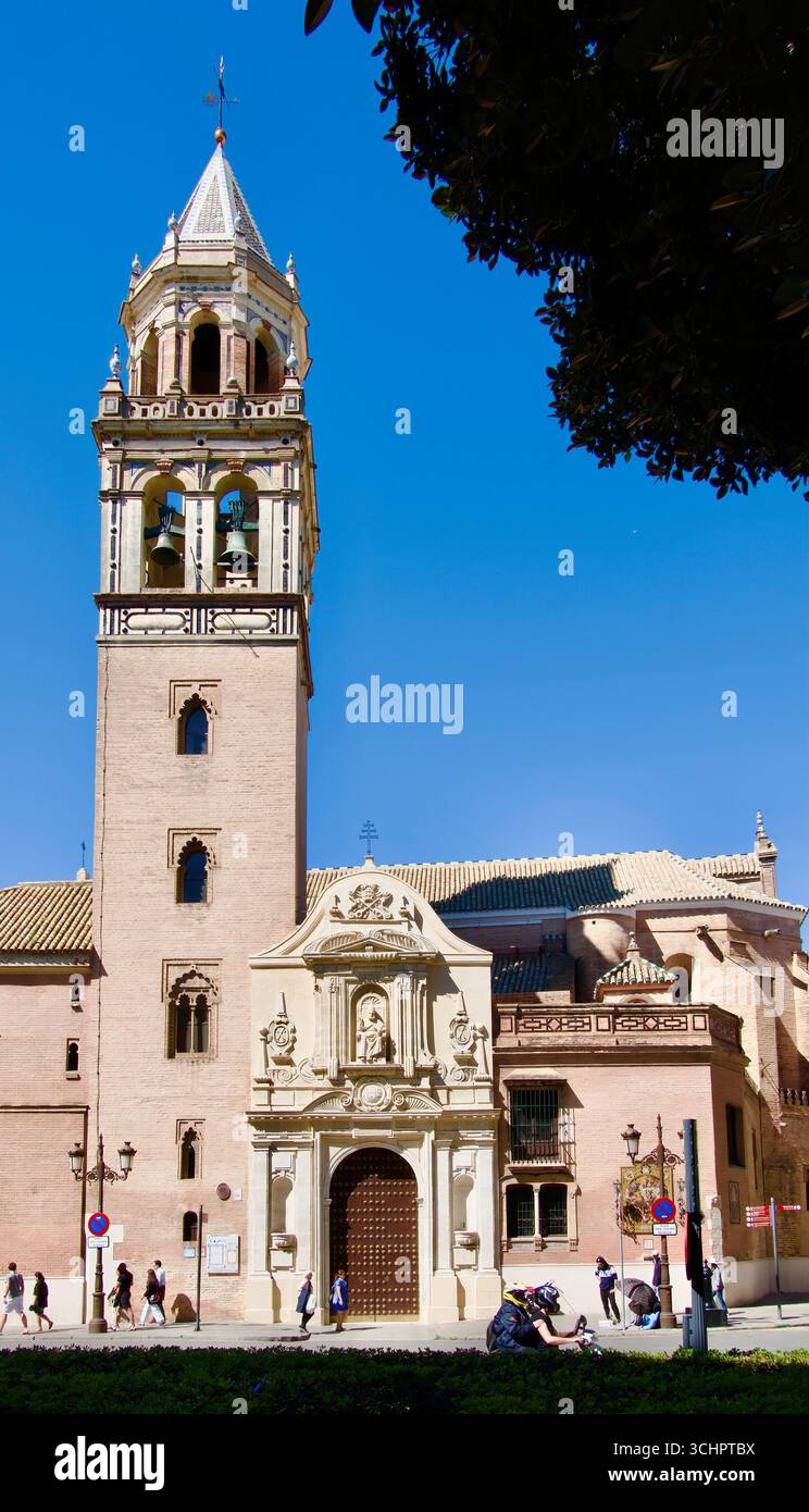 Fassade aus dem 17. Jahrhundert Parroquia Iglesia de San Pedro Apóstol Calle Santa Ángela de la Cruz Sevilla Spanien Europa Stockfoto