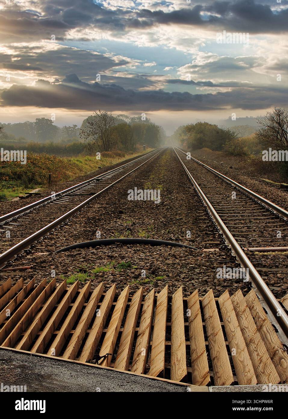 Eisenbahngleise scheinen sich in der Ferne zu überlagern. Stockfoto