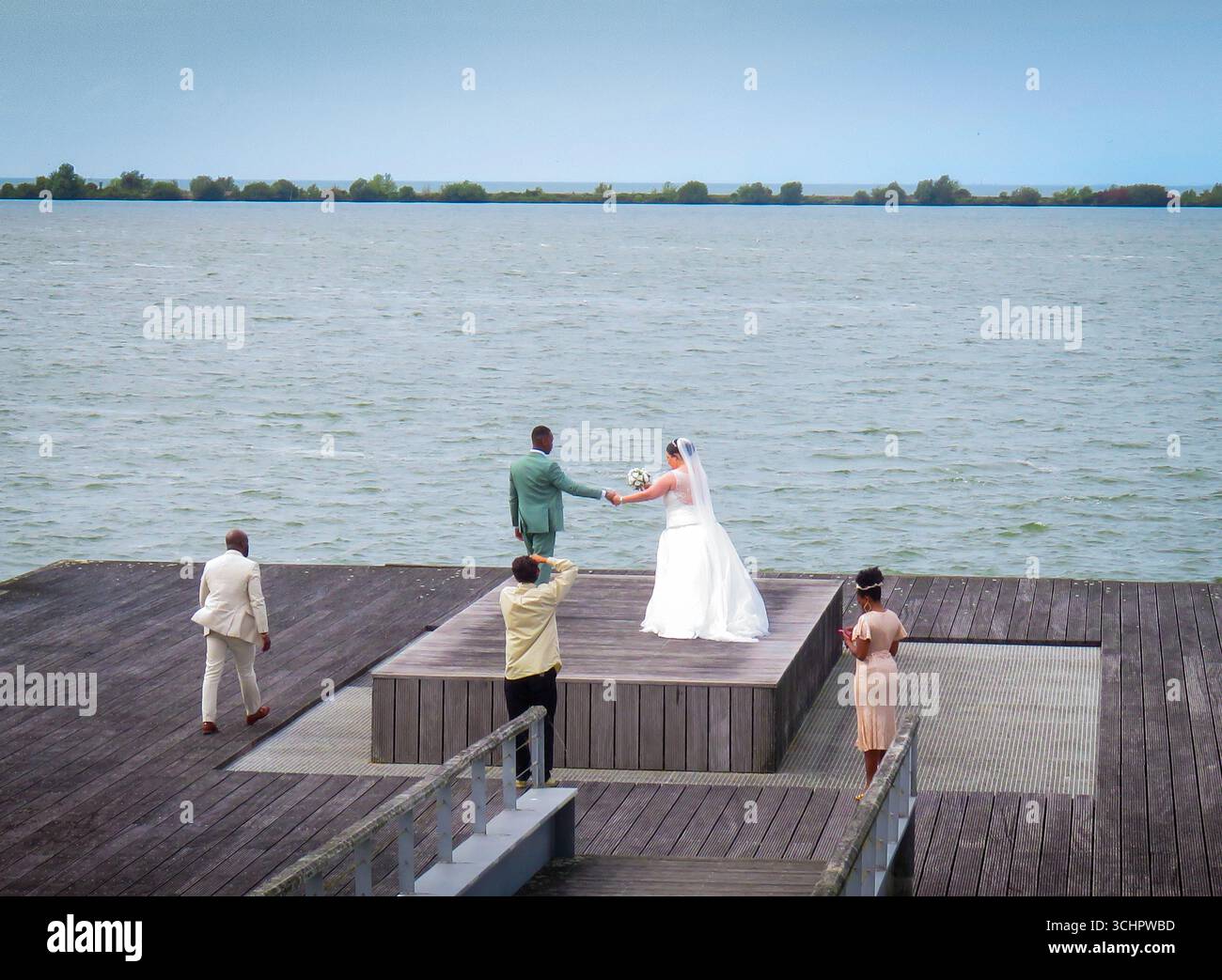 Niederlande, ein Brautpaar wird am Rande des Markermeers in Lelystad fotografiert. Stockfoto