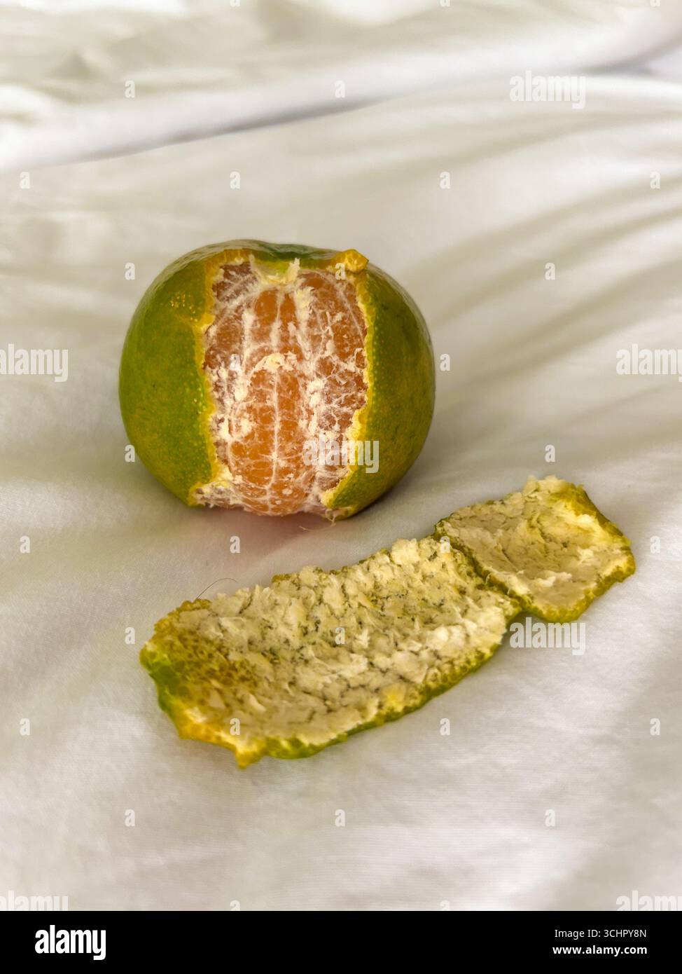 Thailändische Mandarine mit grüner Schale. Thailändische Früchte. Stockfoto