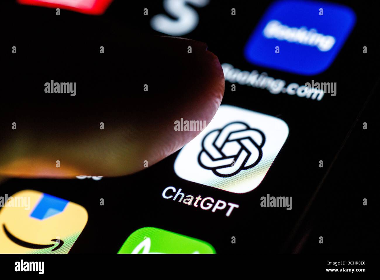 02. September 2025, Niedersachsen, Norden: Das Logo der ChatGPT-App ist am 2. September 2025 auf dem Display eines Smartphones zu sehen, während sich ein Zeigefinger dem Symbol der Anwendung nähert. ChatGPT, auch bekannt als Generative Pretrained Transformer (GPT), ist ein hochmoderner KI-Chatbot (Artificial Intelligence, Chatbot, Large Language Model, LLM), der vom Softwareunternehmen OpenAI entwickelt wurde. Es verwendet fortschrittliche Algorithmen für maschinelles Lernen, um menschlich ähnliche Antworten auf eine scheinbar grenzenlose Palette von Abfragen zu generieren. (Symbolbild, Symbolfoto, Illustration, symbolisches Foto, illustratives Foto, Design im Stockfoto