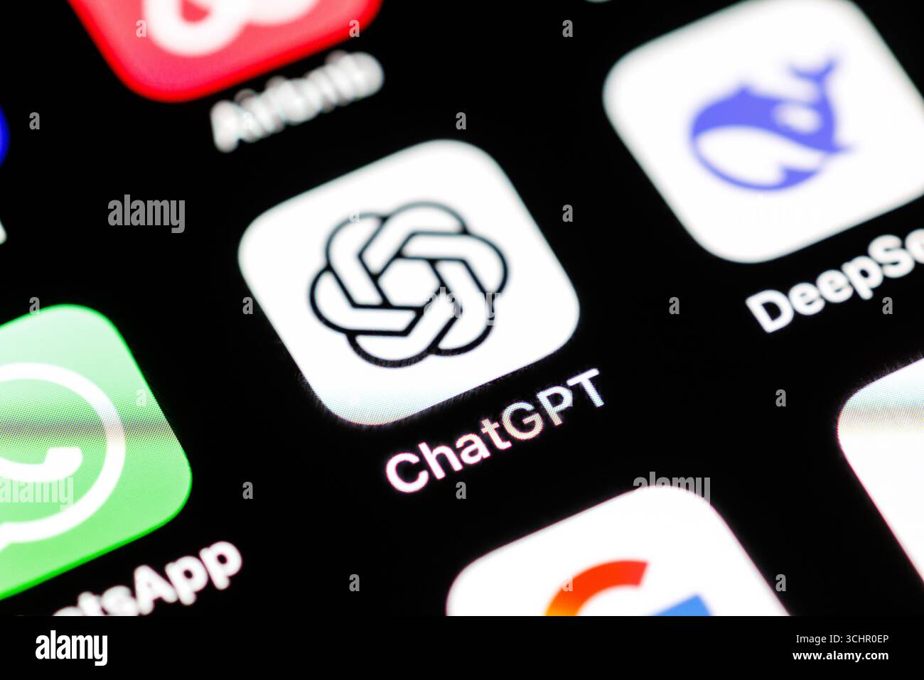 02. September 2025, Niedersachsen, Norden: Das Logo der ChatGPT-App ist am 2. September 2025 auf dem Display eines Smartphones zu sehen. ChatGPT, auch bekannt als Generative Pretrained Transformer (GPT), ist ein hochmoderner KI-Chatbot (Artificial Intelligence, Chatbot, Large Language Model, LLM), der vom Softwareunternehmen OpenAI entwickelt wurde. Es verwendet fortschrittliche Algorithmen für maschinelles Lernen, um menschlich ähnliche Antworten auf eine scheinbar grenzenlose Palette von Abfragen zu generieren. (Symbolbild, Symbolfoto, Illustration, symbolisches Foto, illustratives Foto, Themenbild, allgemeines Bild, Themenfoto) Foto: Matthias Balk/dpa Stockfoto