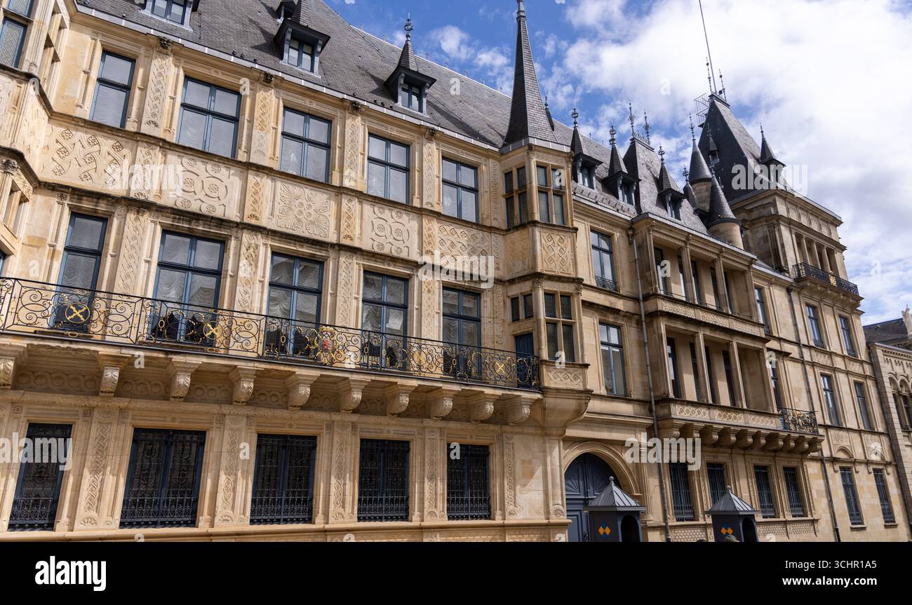 Der Großherzogliche Palast, die offizielle Residenz des Großherzogs von Luxemburg, zeigt seine Renaissance-Architektur mit detaillierter Fassade, verzierten Balkonen, Stockfoto