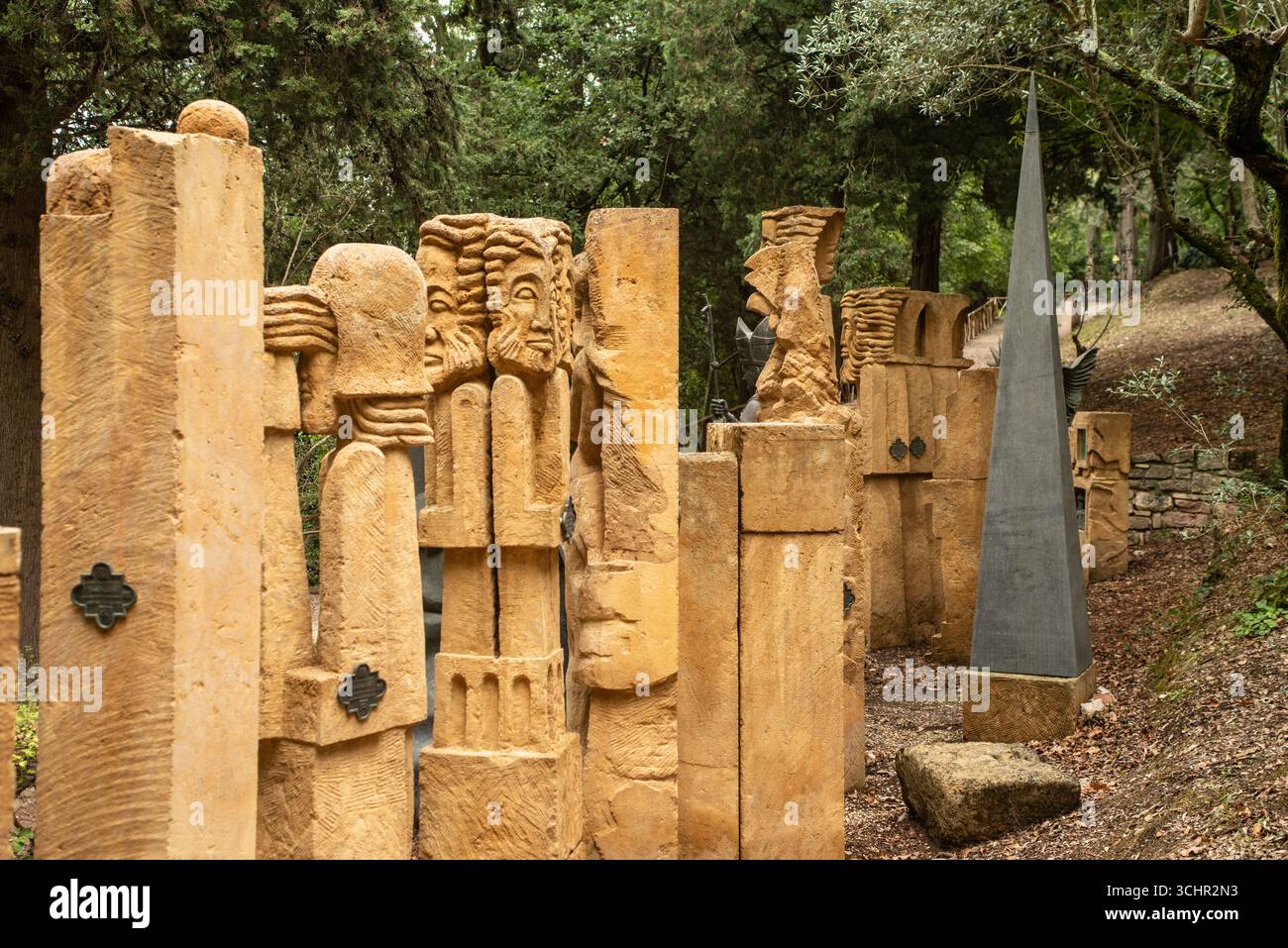Veduta di una scultura all'ingresso del Bosco di San Francesco, Assisi, Umbrien, Italien Stockfoto