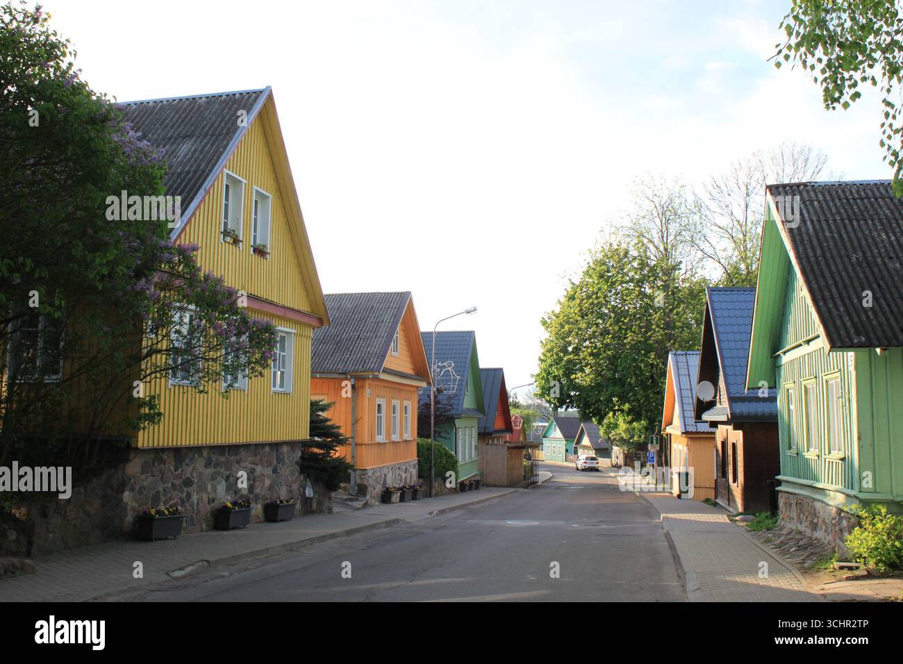 Trakai, Litauen - 17-05-2016 - Historisches Erbe: Kleine Holzhäuser entlang einer engen Gasse Stockfoto