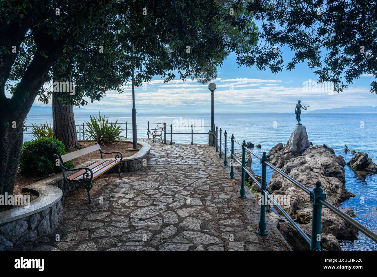 Opatija Lungomare Promenade mit dem Mädchen mit der Möwe Statue und Bank Stockfoto