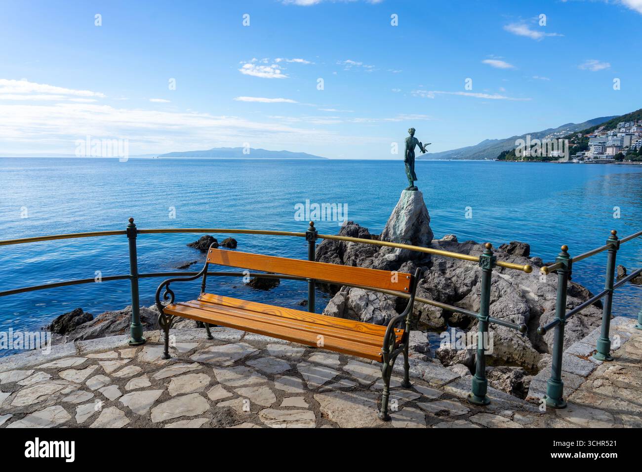 Opatija Lungomare Promenade mit dem Mädchen mit der Möwe Statue und Bank Stockfoto