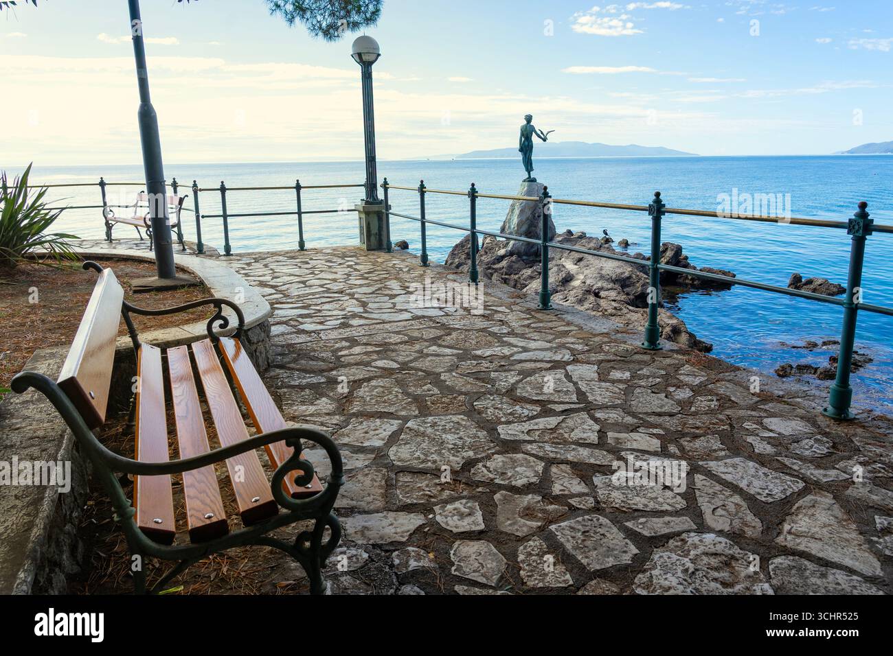 Opatija Lungomare Promenade mit dem Mädchen mit der Möwe Statue und Bank Stockfoto