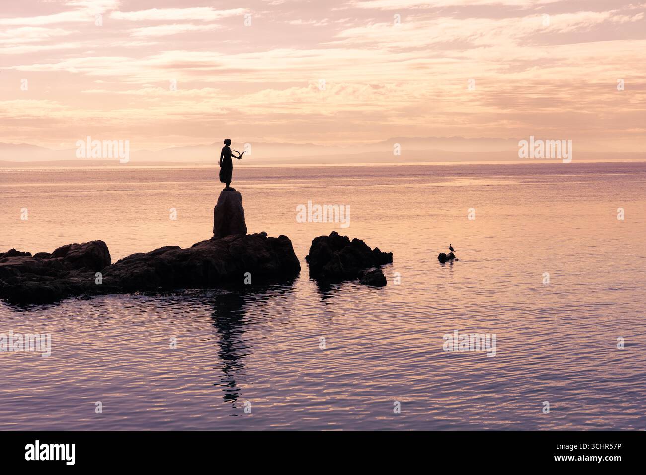 Opatija Lungomare Promenade mit dem Mädchen mit der Möwe Statue bei Sonnenaufgang Stockfoto