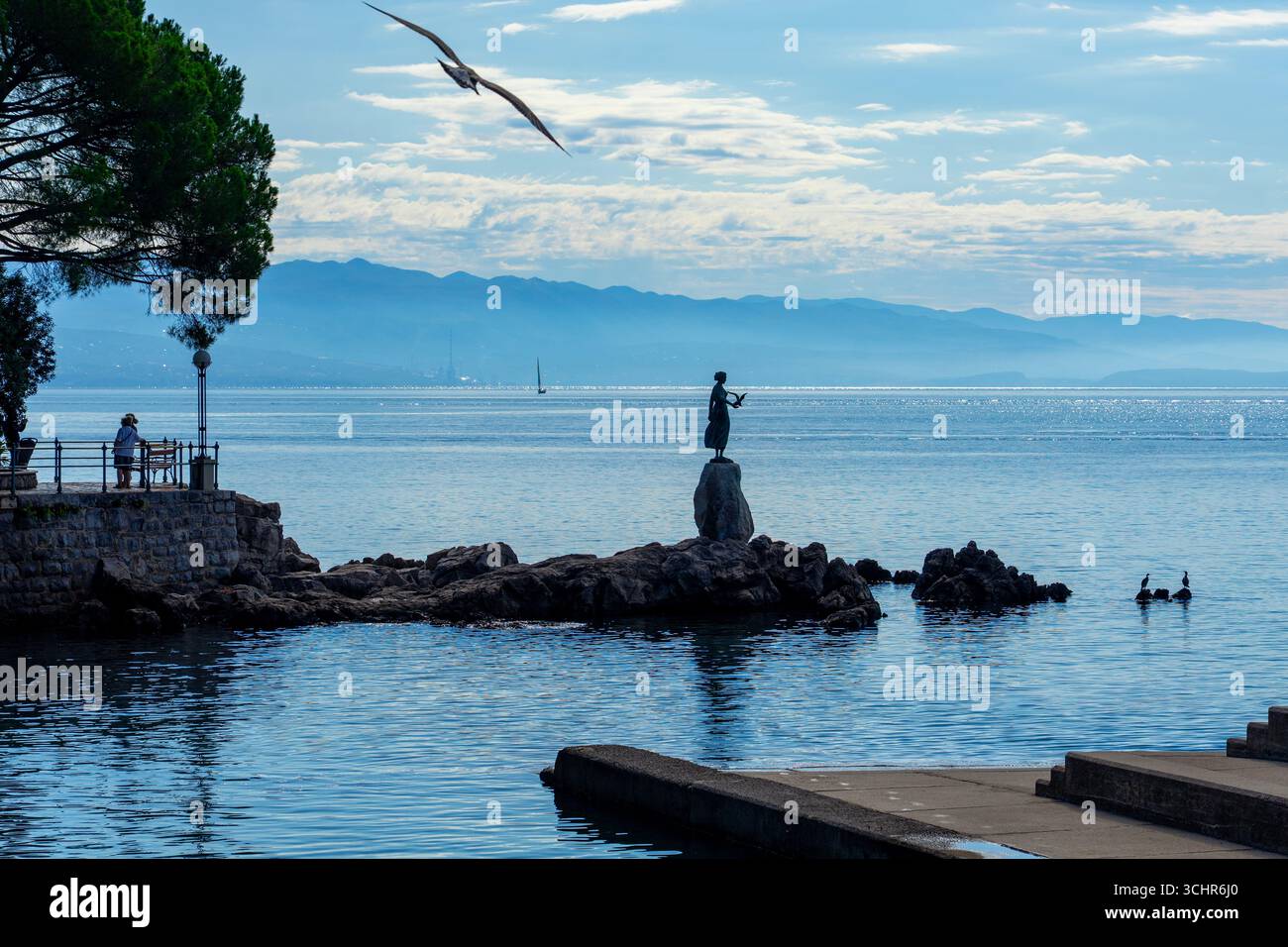 Opatija Lungomare Promenade mit dem Mädchen mit der Möwe Statue Stockfoto