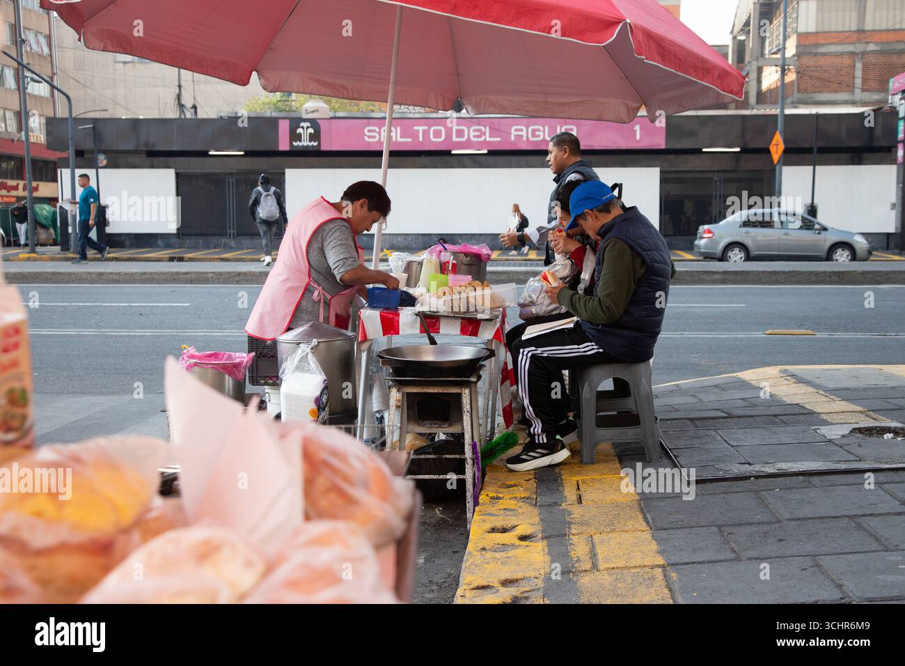Mexico City, Mexiko; 1. November 2025: Restaurants und Imbissstände auf Straßenebene, die traditionelles mexikanisches Street Food anbieten. Stockfoto