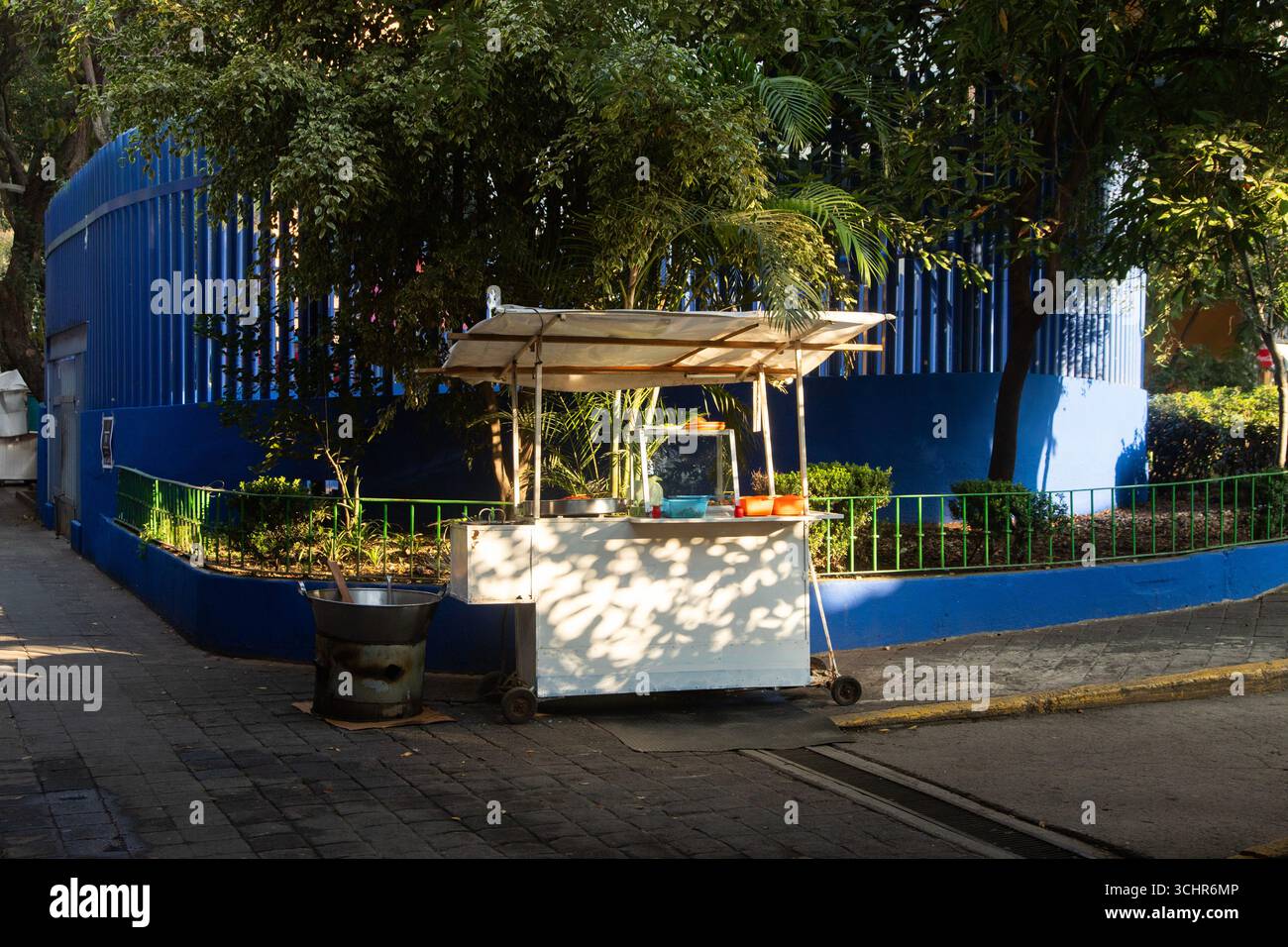 Mexico City, Mexiko; 1. November 2025: Restaurants und Imbissstände auf Straßenebene, die traditionelles mexikanisches Street Food anbieten. Stockfoto