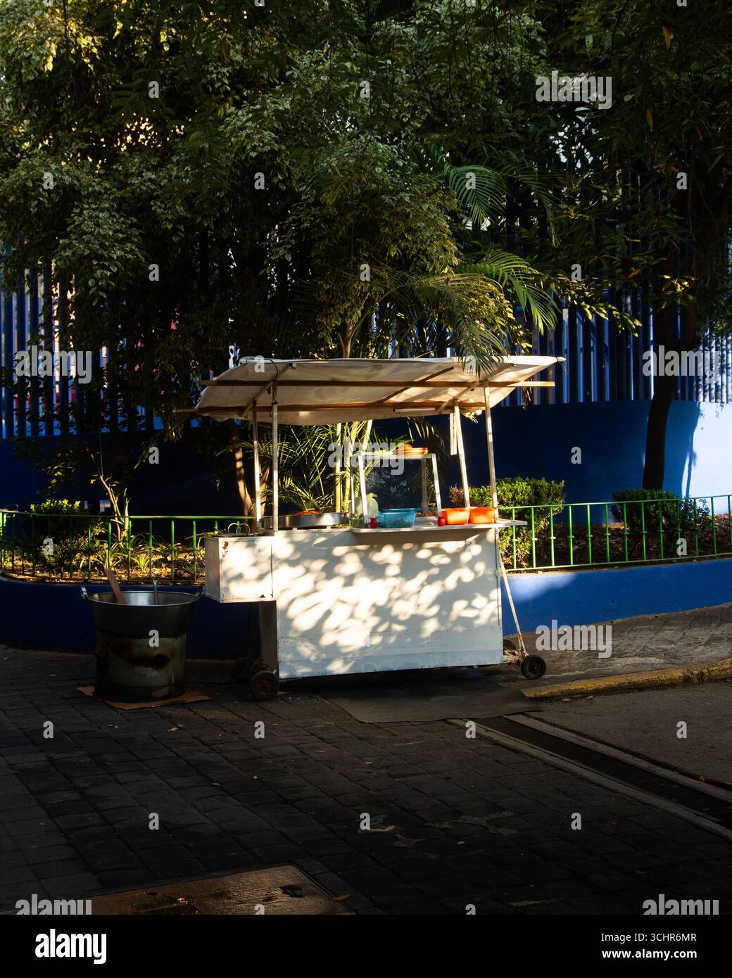 Mexico City, Mexiko; 1. November 2025: Restaurants und Imbissstände auf Straßenebene, die traditionelles mexikanisches Street Food anbieten. Stockfoto