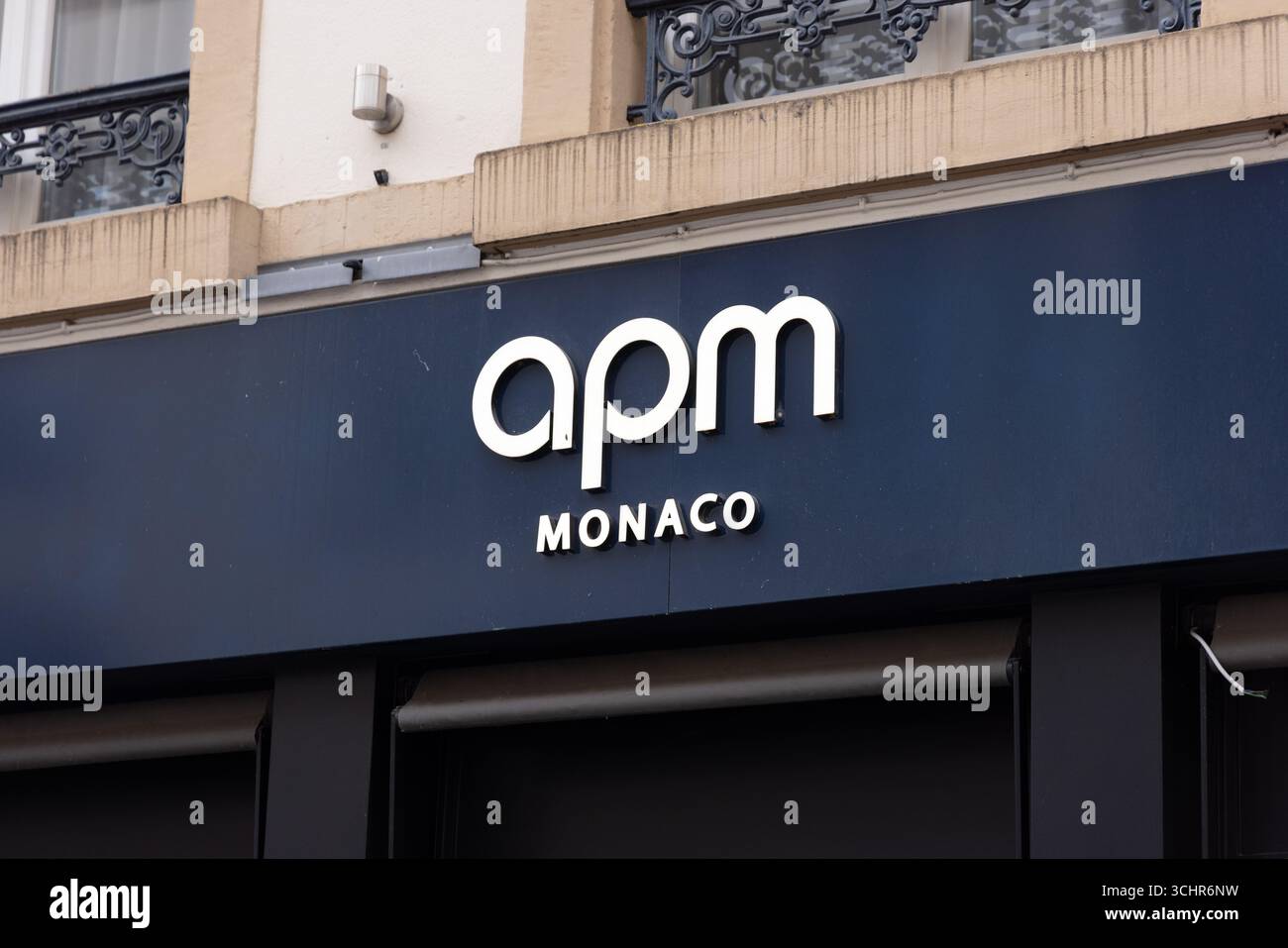 LUXEMBURG, EUROPA - 1. SEPTEMBER 2025 - Nahaufnahme des APM Monaco-Logos auf einem Gebäude in Luxemburg-Stadt Stockfoto