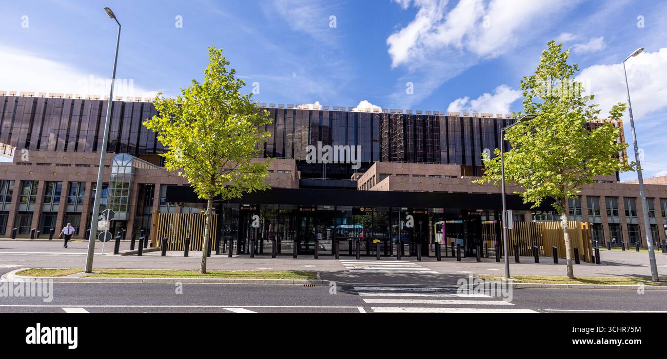 LUXEMBURG, EUROPA - 1. SEPTEMBER 2025 - Moderne Architektur des Gebäudes des Europäischen Gerichtshofs mit reflektierender Glasfassade unter blauem Himmel in Kir Stockfoto