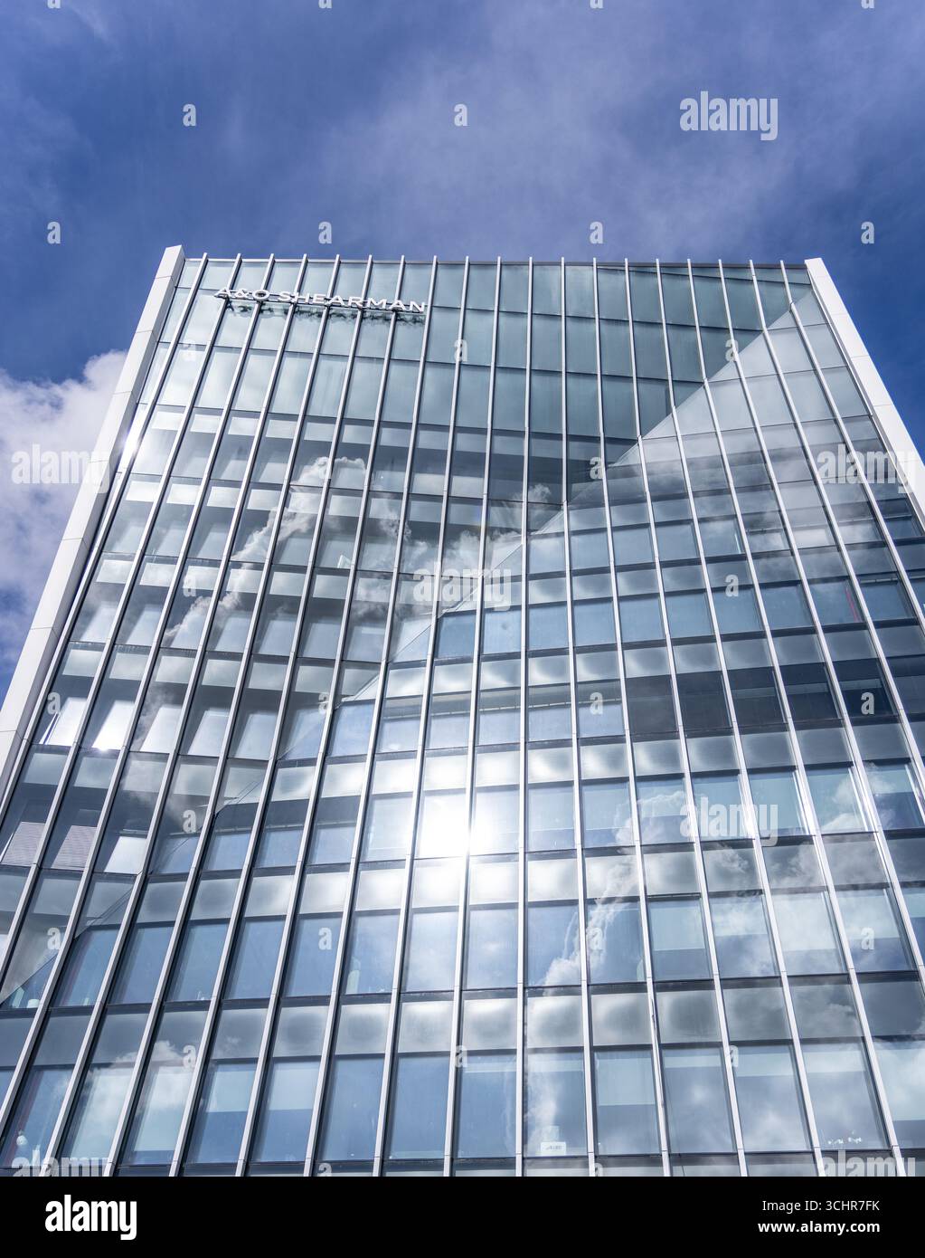 LUXEMBURG, EUROPA - 1. SEPTEMBER 2025 - Niedrigwinkelansicht Eines modernen Bürogebäudes von O Shearman mit Glasfassade, die den Himmel in Kirchberg reflektiert Stockfoto