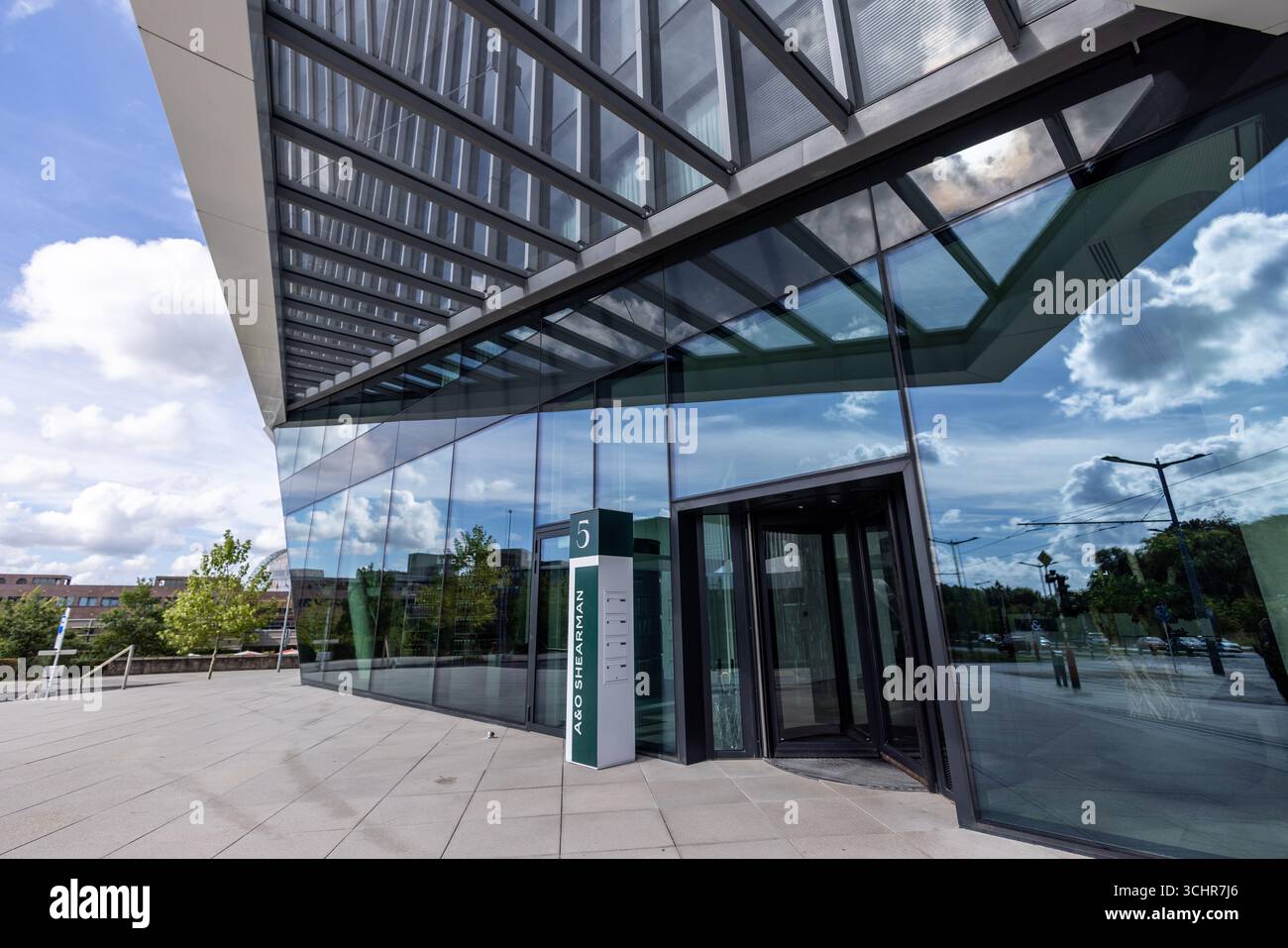 LUXEMBURG, EUROPA - 1. SEPTEMBER 2025 - Niedrigwinkelansicht Eines modernen Bürogebäudes von O Shearman mit Glasfassade, die den Himmel in Kirchberg reflektiert Stockfoto