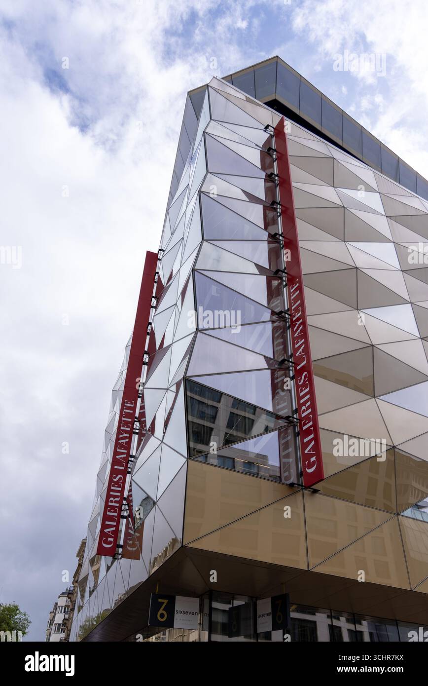 LUXEMBURG, EUROPA - 1. SEPTEMBER 2025 - Moderne Fassade des Einkaufszentrums Galeries Lafayette mit Glas und geometrischem Design in Luxemburg-Stadt Stockfoto