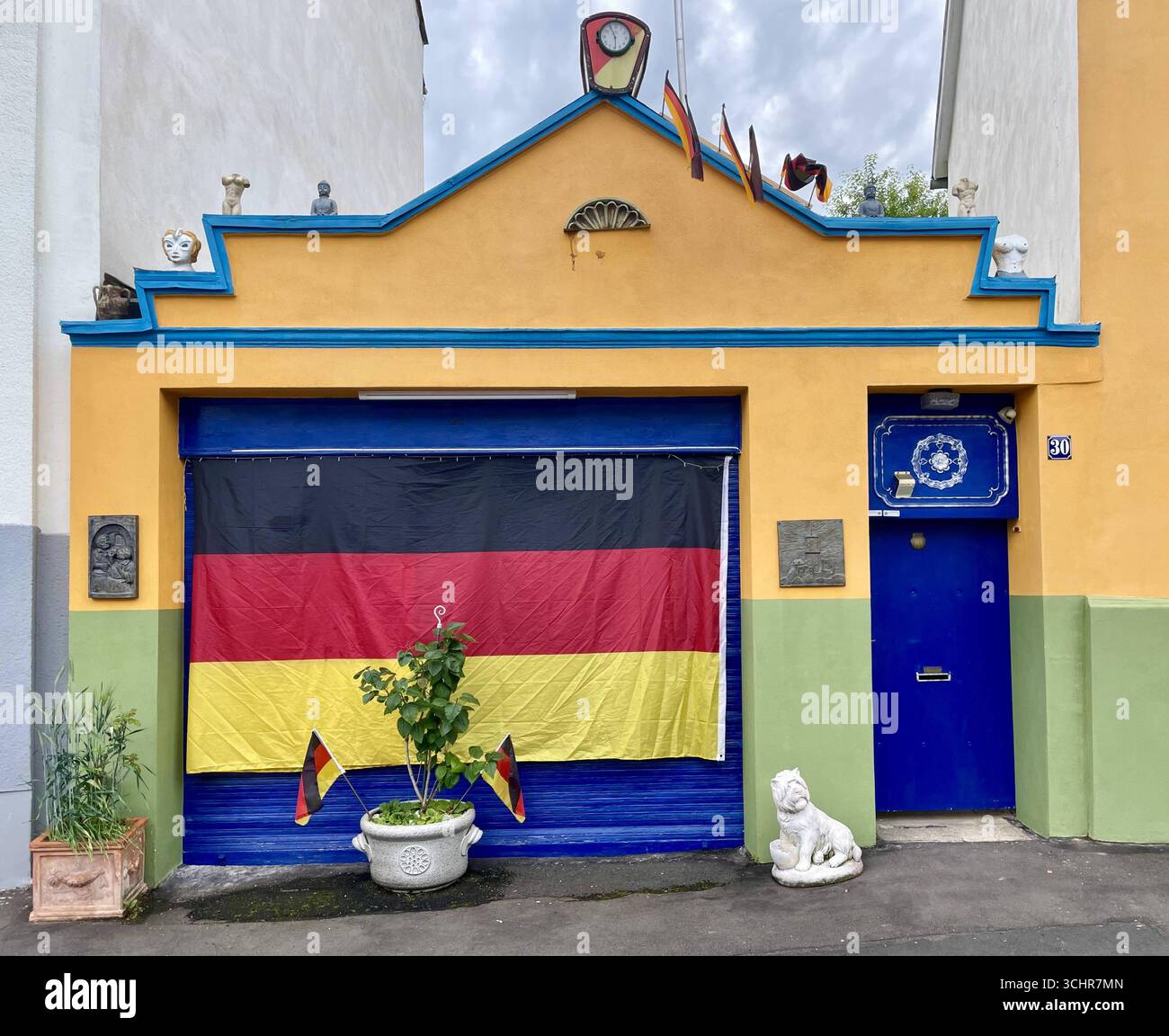 2024 ein Fussballfan der Deutschen Nationalmannschaft hat das Garagentor des Hauses mit einer großen Deutschlandflagge geschmückt. Bonn, Nordrhein-Westfalen, Deutschland, 18.06.2024 *** Fußballfieber für die Fußball-Europameisterschaft 2024 Ein Fußballfan der deutschen Nationalmannschaft hat das Garagentor seines Hauses mit einer großen deutschen Flagge geschmückt Bonn, Nordrhein-Westfalen, Deutschland, 18 06 2024 Copyright: JOKER/HartwigxLohmeyer JOKER240618064740 Stockfoto