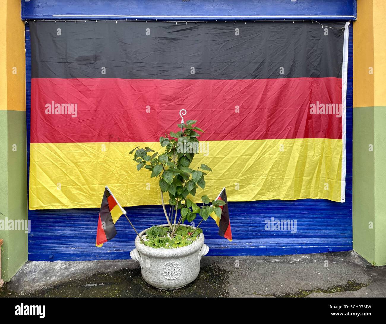 2024 ein Fussballfan der Deutschen Nationalmannschaft hat das Garagentor des Hauses mit einer großen Deutschlandflagge geschmückt. Bonn, Nordrhein-Westfalen, Deutschland, 18.06.2024 *** Fußballfieber für die Fußball-Europameisterschaft 2024 Ein Fußballfan der deutschen Nationalmannschaft hat das Garagentor seines Hauses mit einer großen deutschen Flagge geschmückt Bonn, Nordrhein-Westfalen, Deutschland, 18 06 2024 Copyright: JOKER/HartwigxLohmeyer JOKER240618064739 Stockfoto