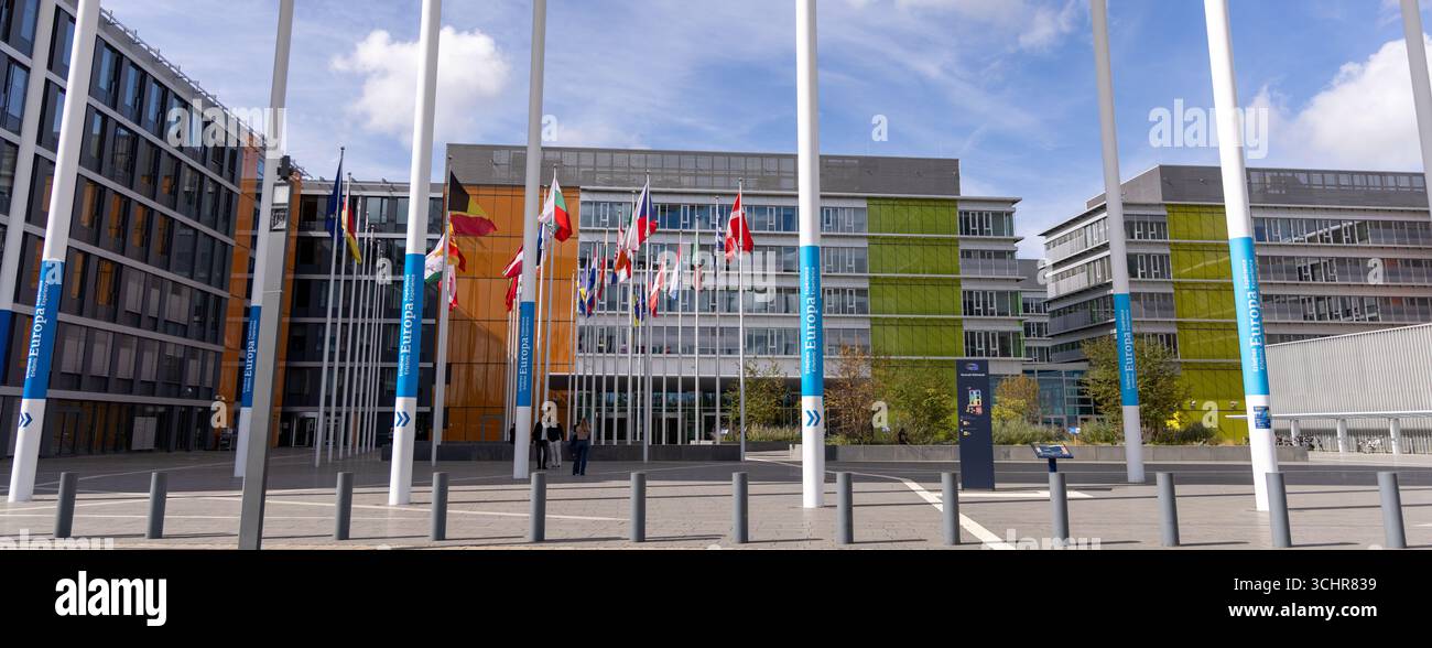 LUXEMBURG, EUROPA - 1. SEPTEMBER 2025 - Flaggen europäischer Länder winken im Wind vor einem europäischen institutionellen Gebäude in Luxemburg Ki Stockfoto