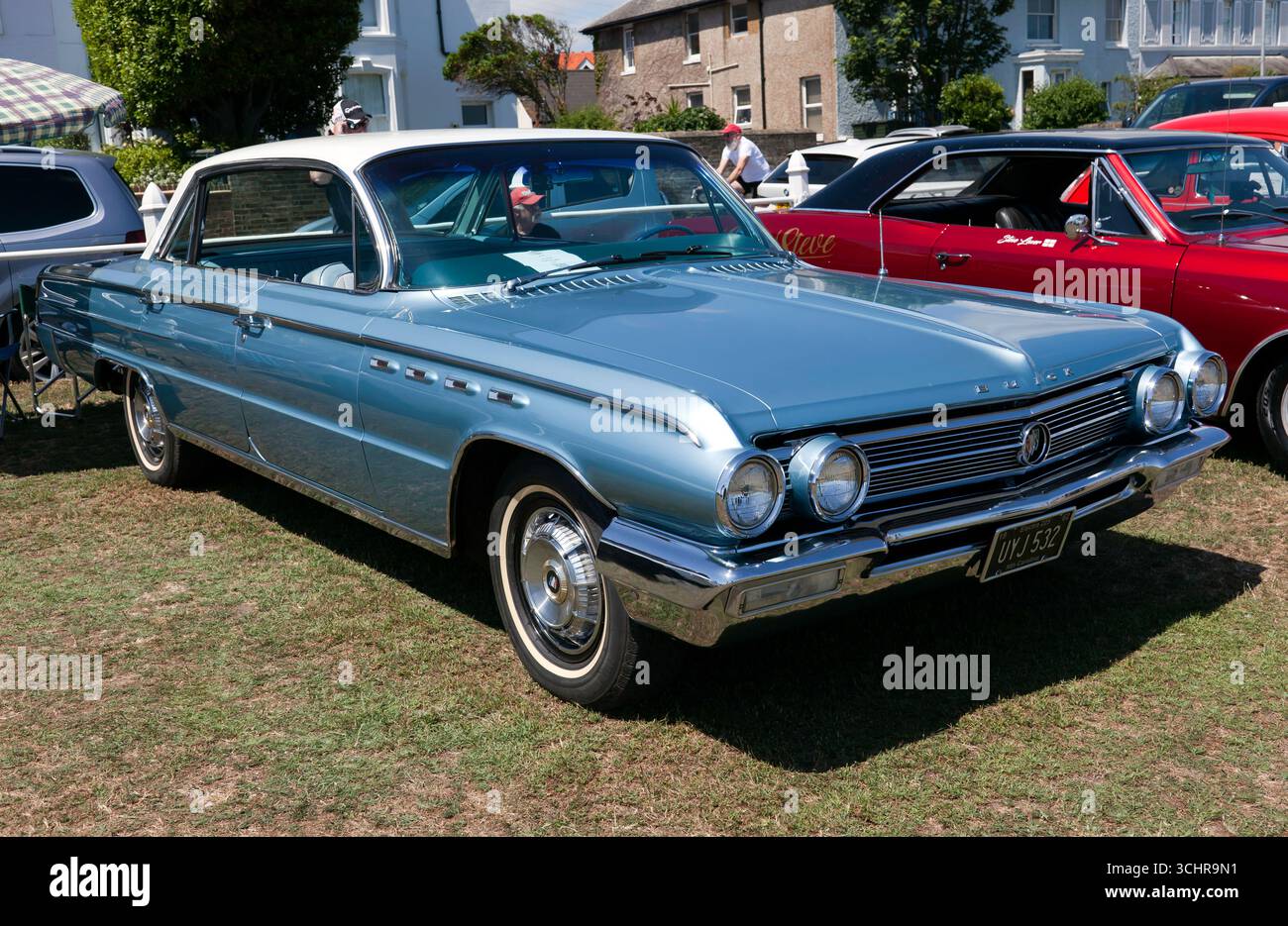 Dreiviertel-Vorderansicht eines Blue, 1962 Buick Electra 225, ausgestellt auf der Deal and Walmer Classic Car Show 2025. Stockfoto