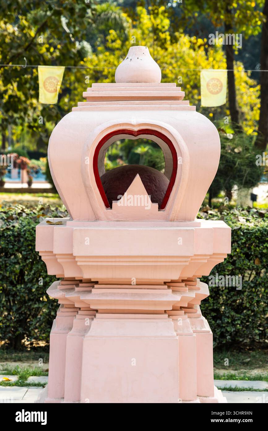heilige buddhistische Architektur bei Tag im Freien in Sarnath bei Varanasi, Indien. Stockfoto