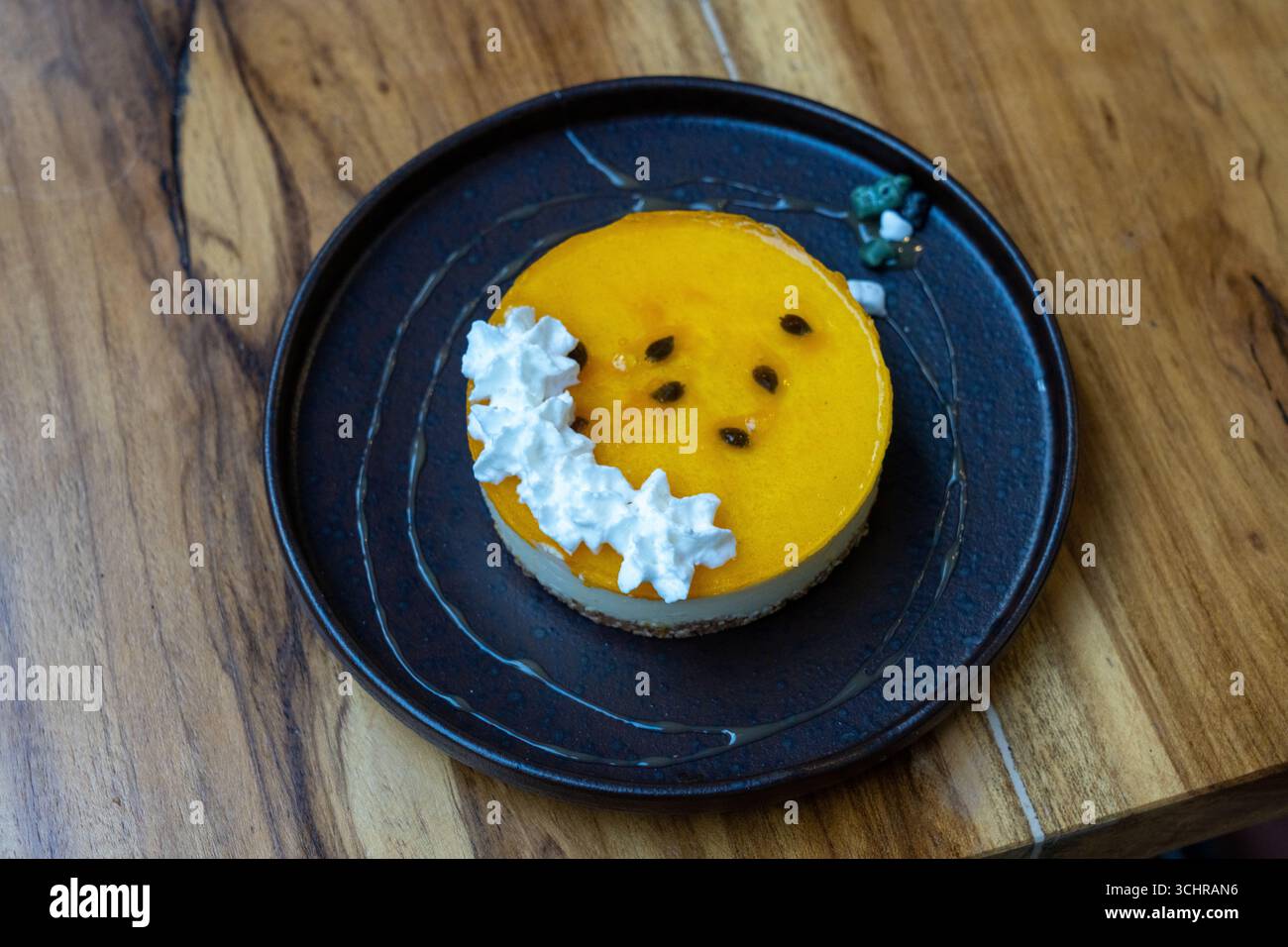 Ein Passionsfrucht-Käsekuchen-Dessert in einem kleinen Geschäft in Otavalo, Ecuador. Stockfoto