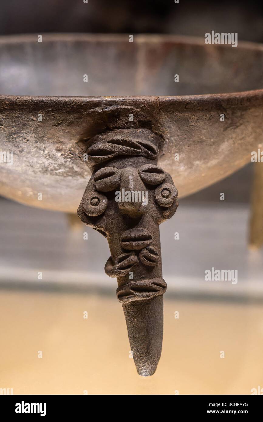 Eine Keramikschale mit menschlichen Gesichtern im Nationalmuseum von Ecuador in Quito, Ecuador. Guangala Culture, ca. 100 v. Chr. - 800 n. Chr Stockfoto