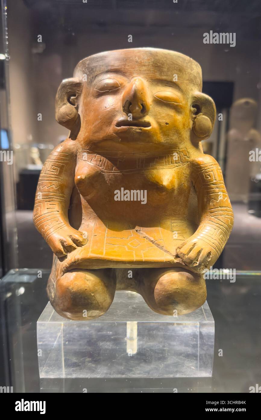 Keramikvase einer sitzenden Frau des Nationalmuseums von Ecuador in Quito, Ecuador. Guangala Culture, ca. 100 v. Chr. - 800 n. Chr Stockfoto