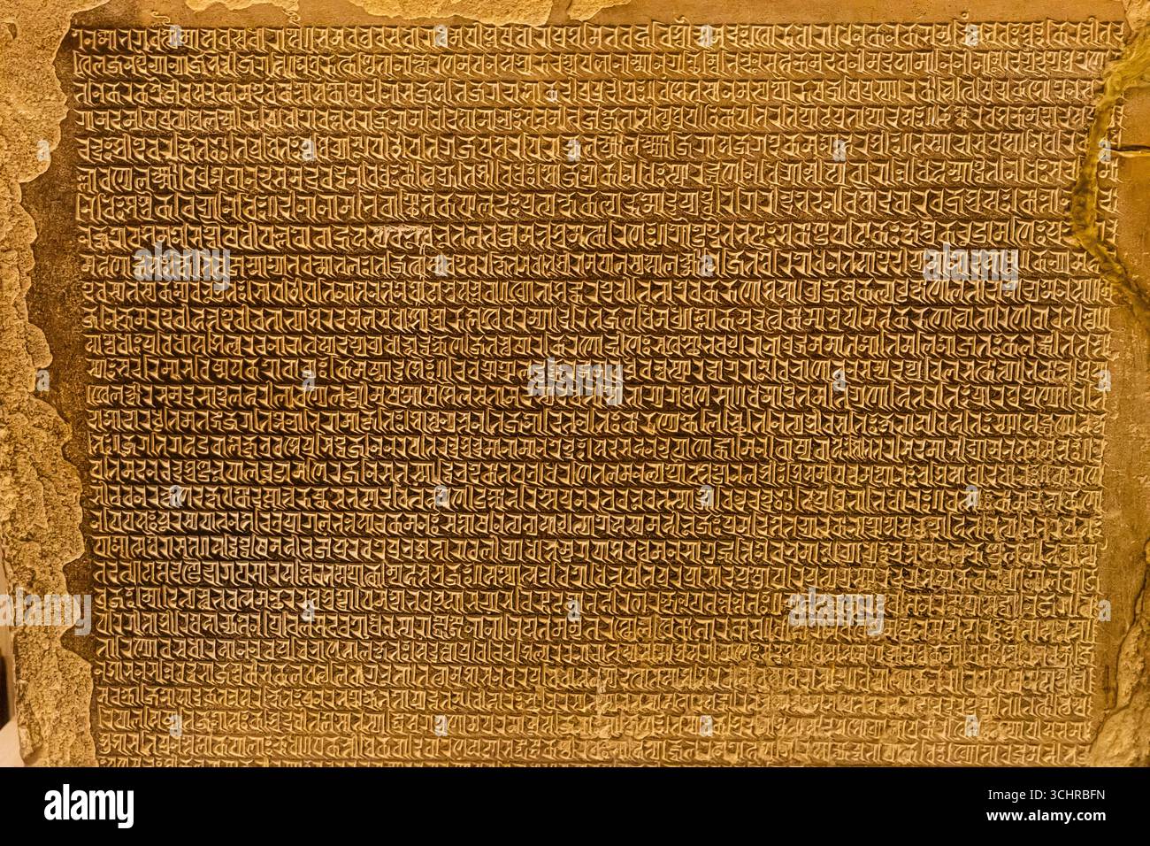 In Stein gehauene alte Schrift im Inneren des Sarnath Museums in der Nähe von Varanasi, Indien. Stockfoto