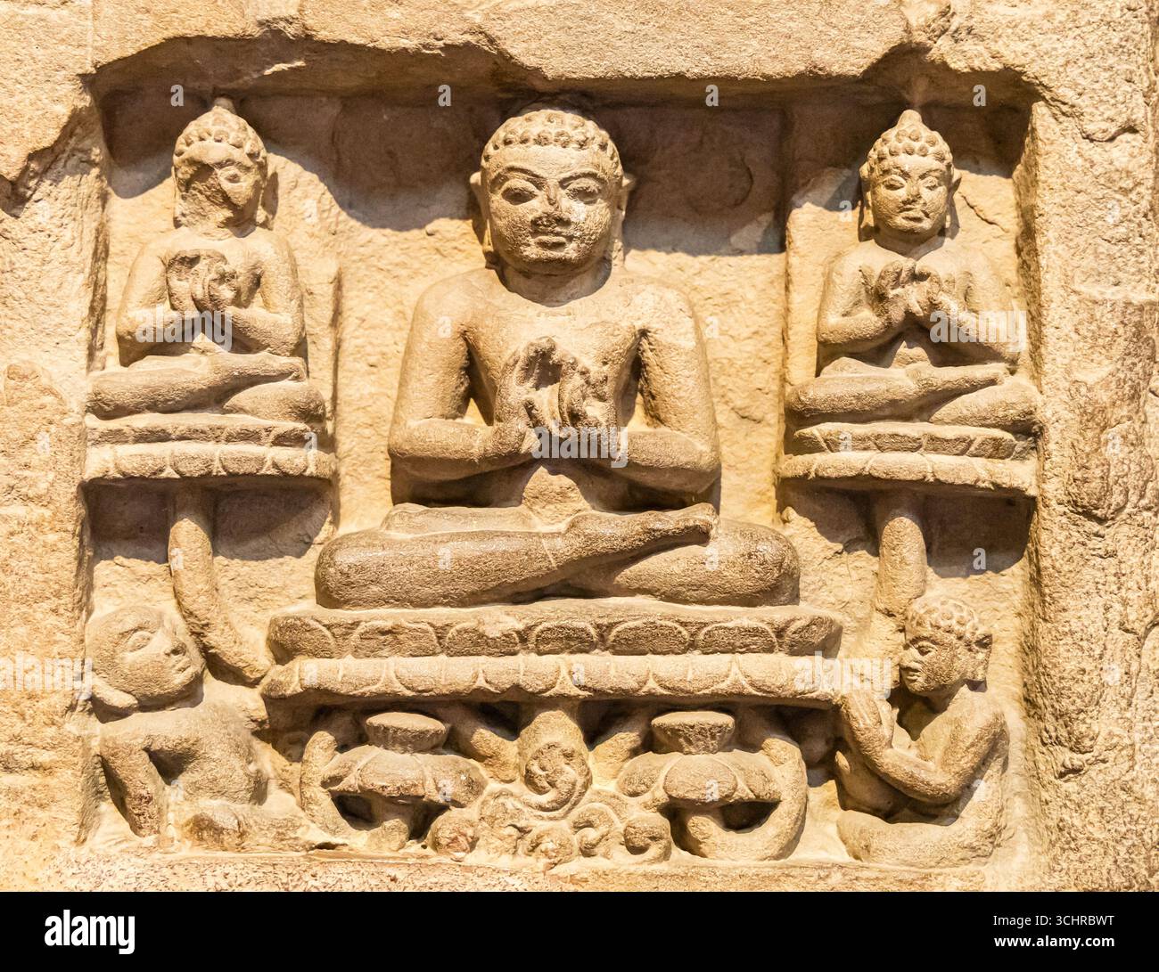 Heilige alte buddha-Prediger-Götzenruinen, die drinnen aufbewahrt werden Stockfoto