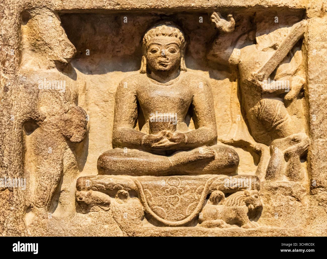 Heilige alte buddha-Prediger-Götzenruinen, die drinnen aufbewahrt werden Stockfoto
