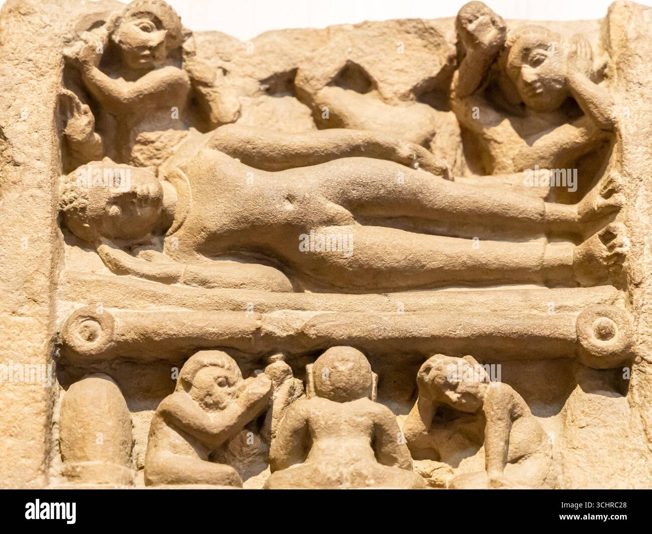 Altes ruiniertes Idol des Lügenherrn buddha aus flachem Winkel Stockfoto