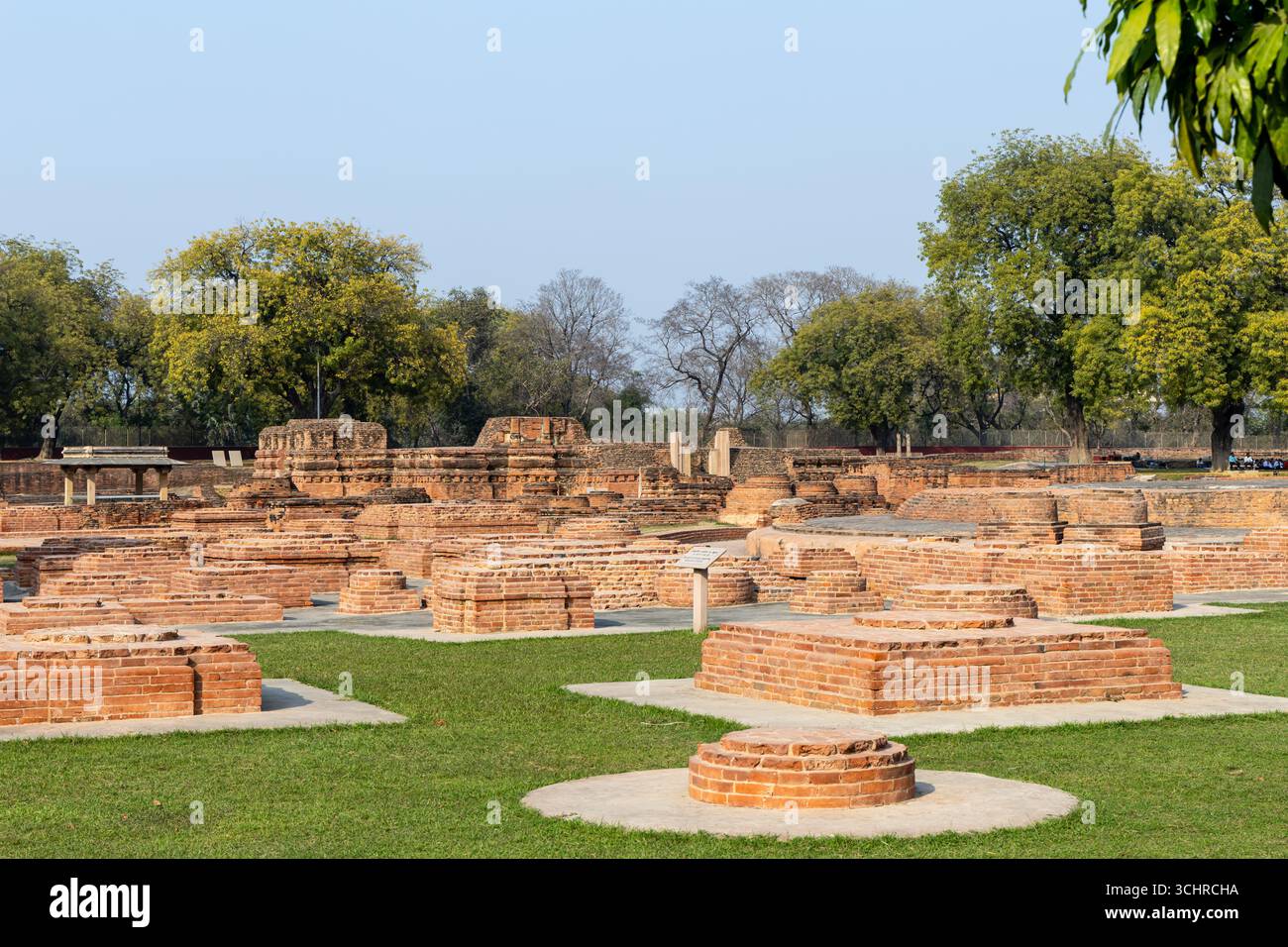 Antike archäologische Ruinen der heiligen buddhistischen Stätte sarnath in der Nähe von varanasi bei Sarnath in der Nähe von Varanasi, Indien, markieren die heilige Stätte, an der Buddha gab Stockfoto