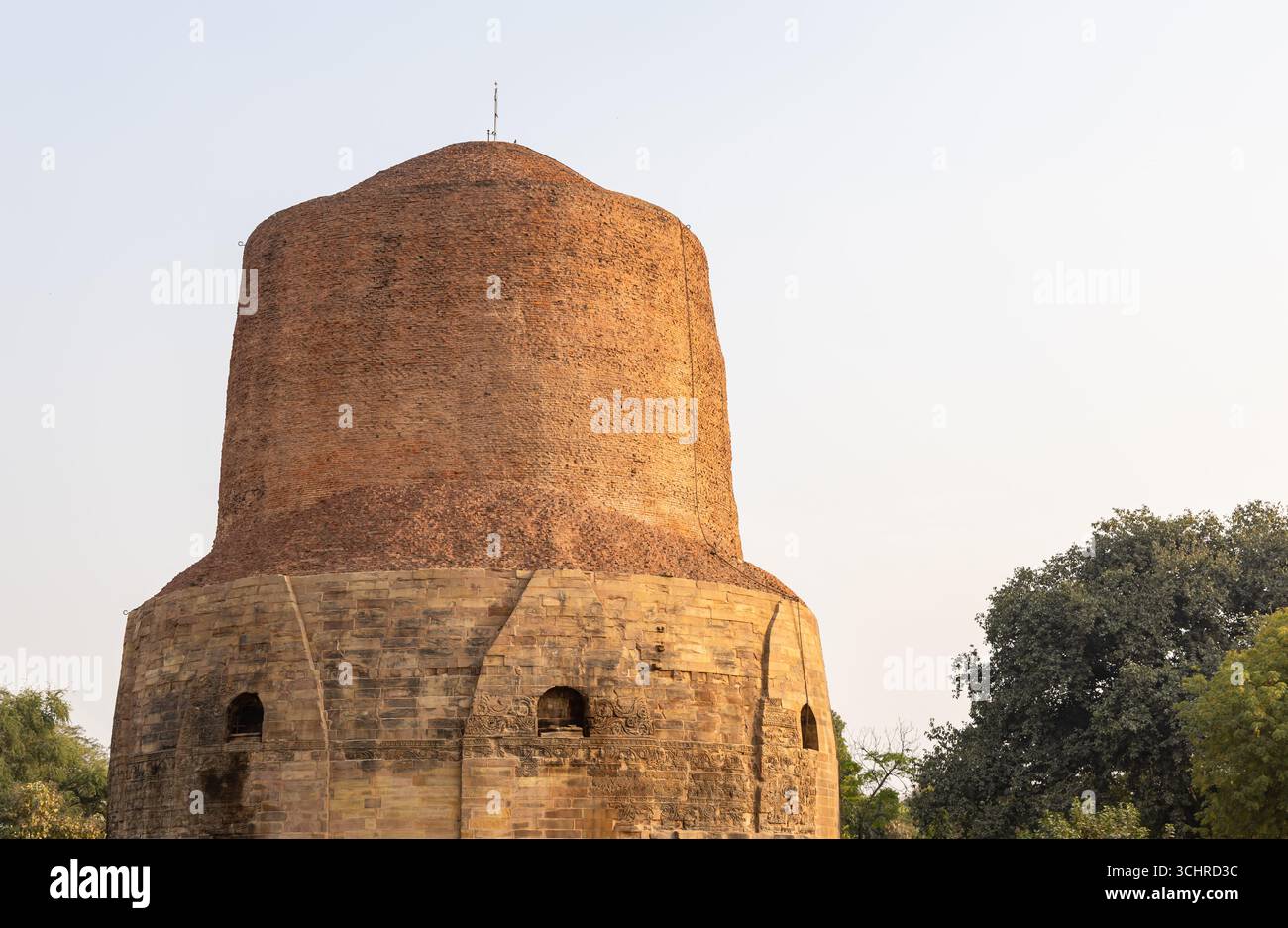 Heiliges buddhistisches Denkmal Dhamek Stupa in sarnath unter hellem Himmel bei Tag in Sarnath bei Varanasi, Indien, markiert die heilige Stätte, an der Buddha hallo gab Stockfoto