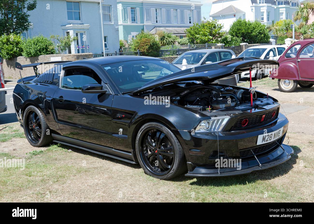 Three-Quarter Front View of A Black, 2010, Ford Mustang 3.7T, ausgestellt auf der Deal and Walmer Classic Car Show, 2025 Stockfoto