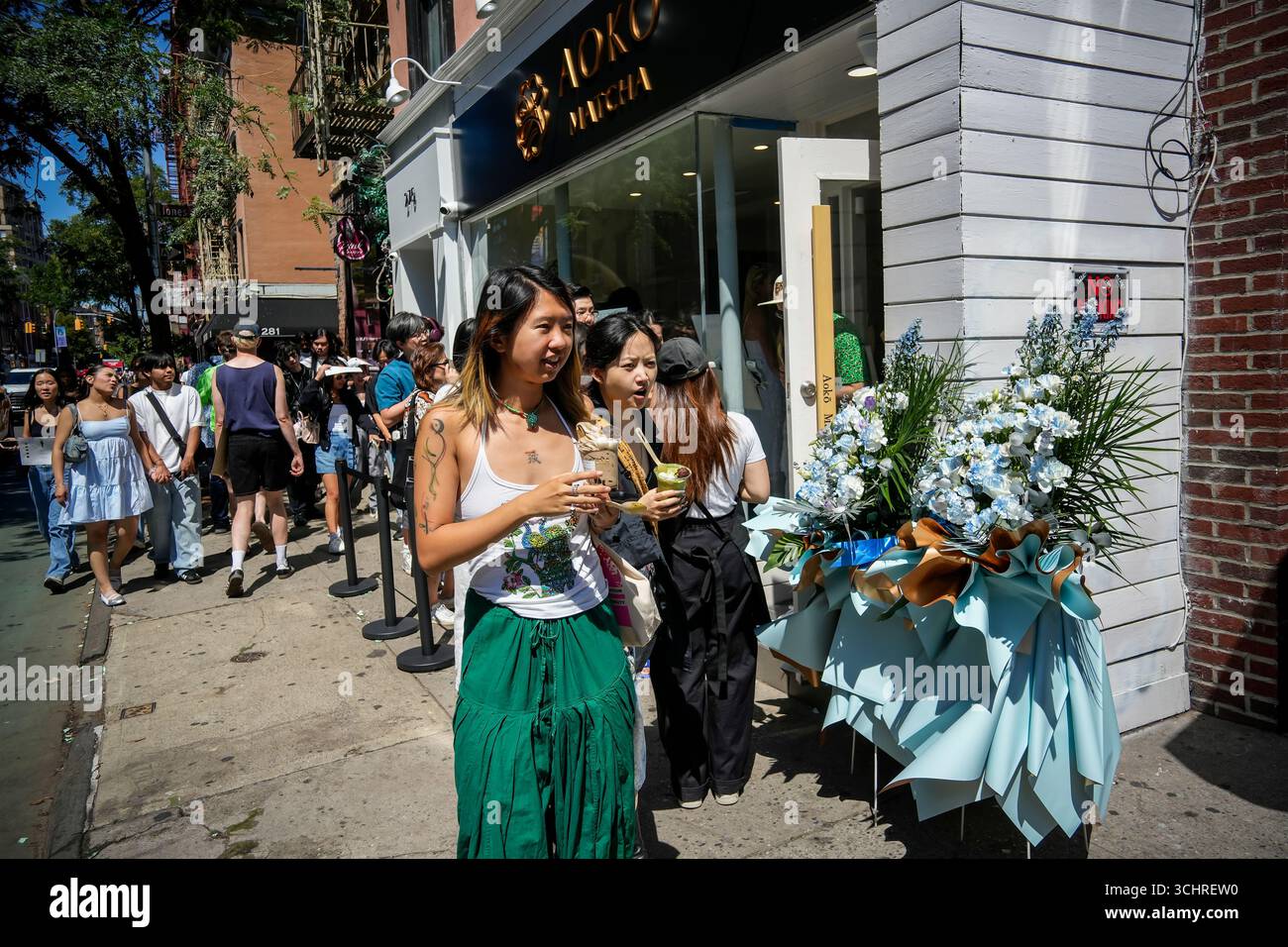 Matcha Lovers stehen am Samstag, den 23. August 2025, bei der Eröffnung des Aoko Matcha in der Bleecker Street in Greenwich Village in New York kostenlos für Matcha an. (© Richard B. Levine) Stockfoto