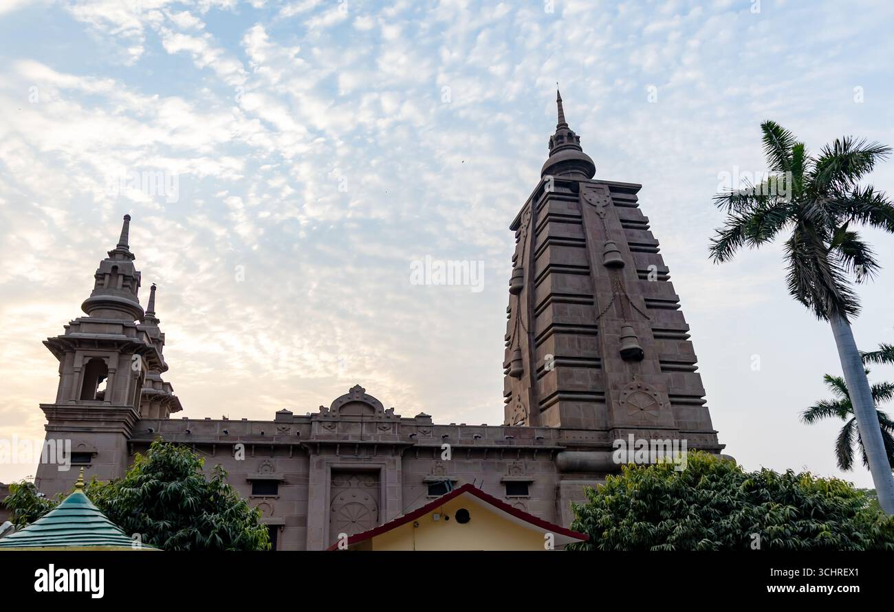 Friedliche Klosteraußenseite mit abendlicher Himmelskulisse wird im tibetischen Kloster sarnath varanasi indien aufgenommen. Stockfoto