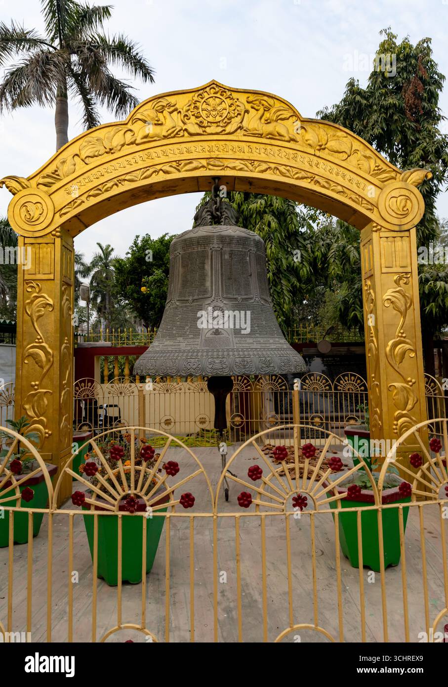 Alte spirituelle Glocke im buddhistischen Kloster im Freien Stockfoto