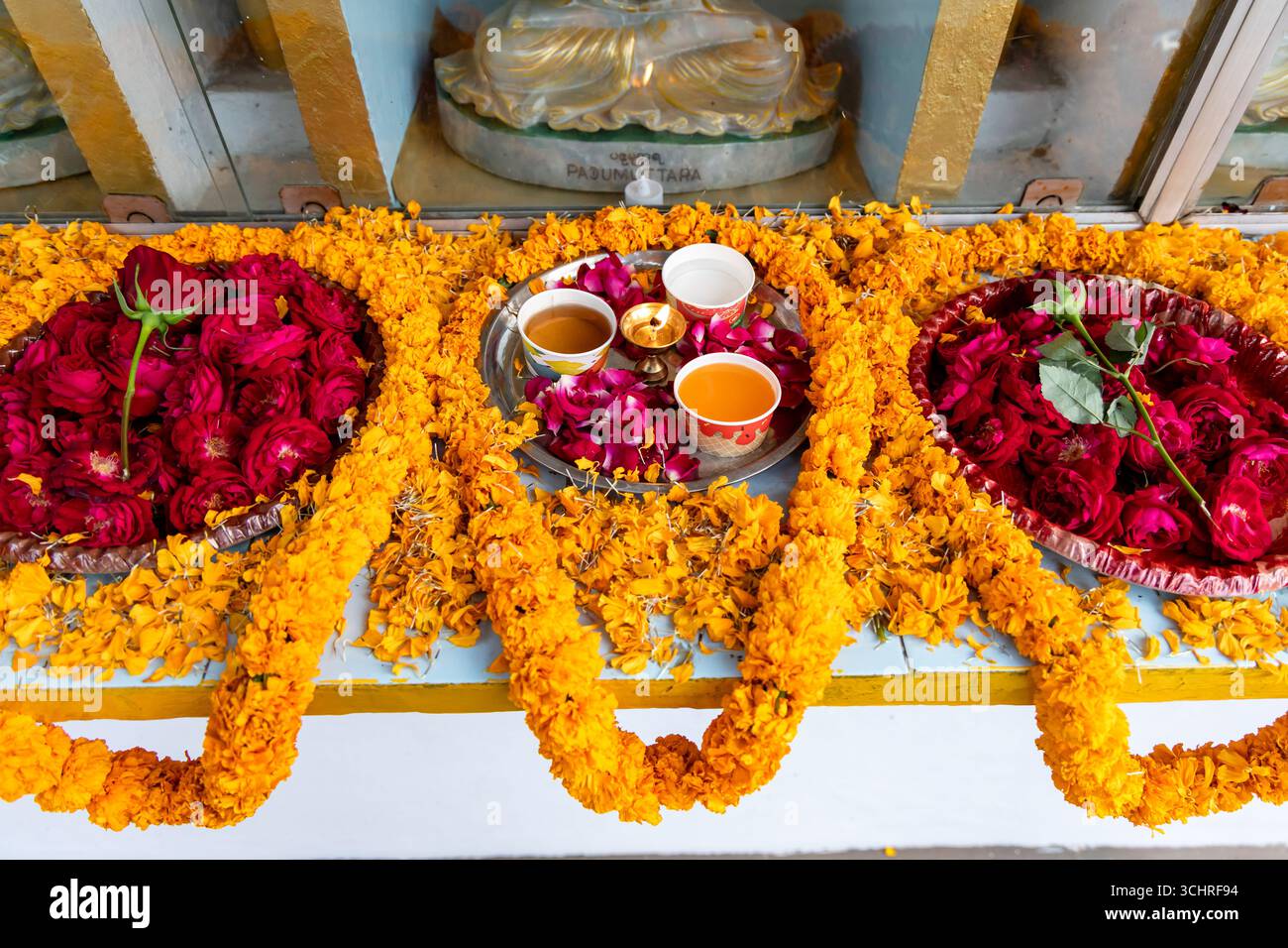 heilige Opfergaben von Gläubigen im Kloster Stockfoto