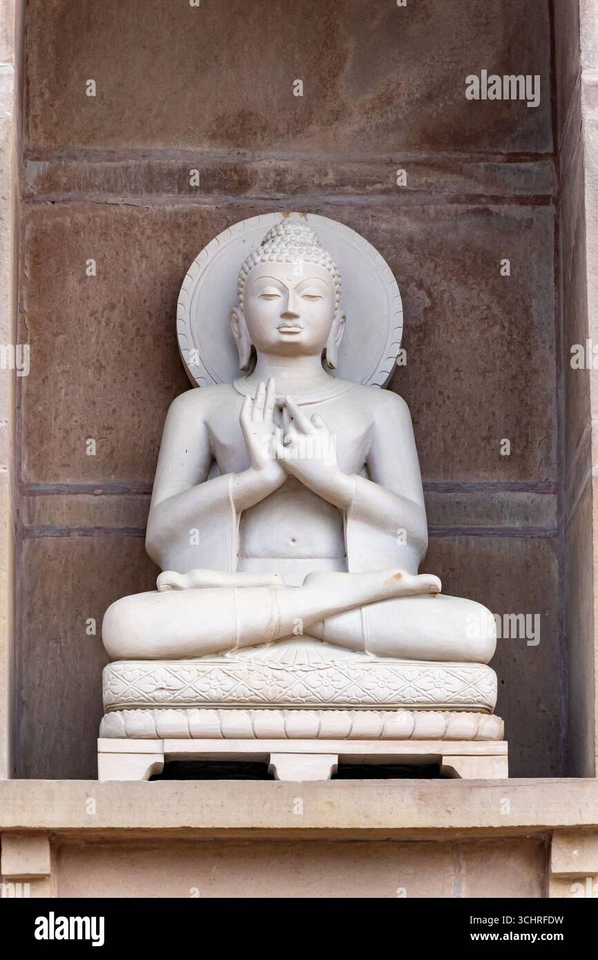 lord buddha friedliche unberührte Statue in Meditationsposition am Abend Stockfoto