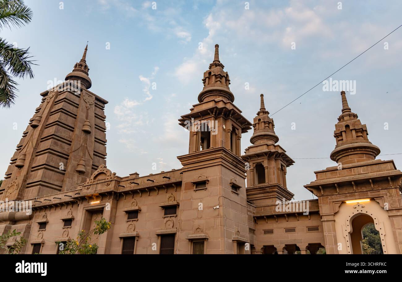 Die Klosterarchitektur unter dem hellen Abendhimmel wird im tibetischen Kloster sarnath varanasi indien aufgenommen. Stockfoto