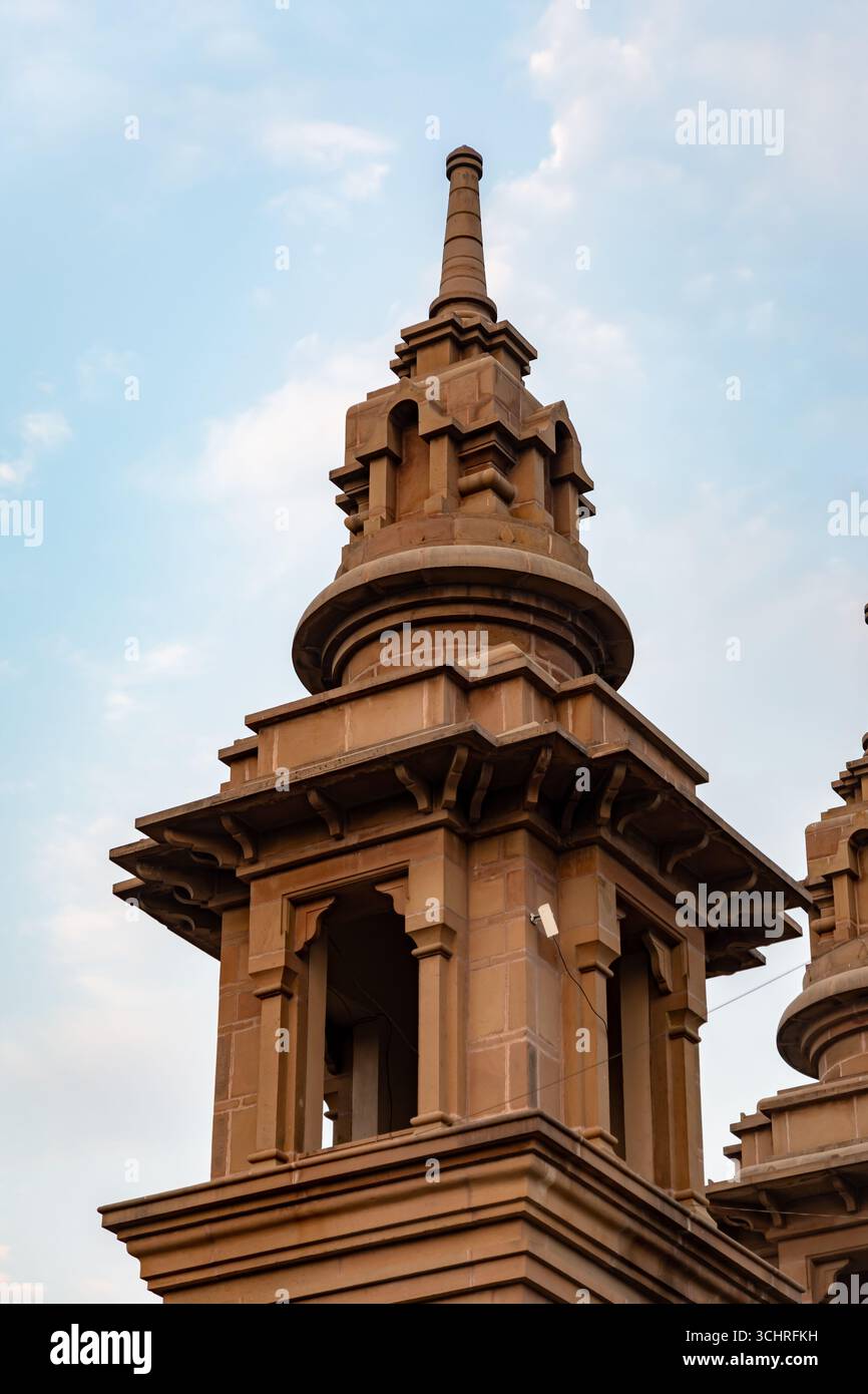 Alte Klosterstruktur mit hellem Himmel Hintergrund Stockfoto