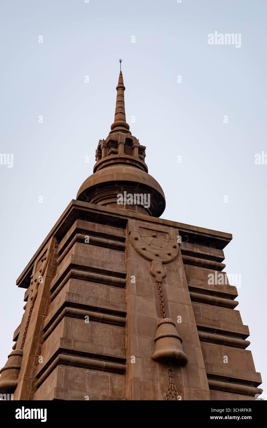 Die Klosterarchitektur unter dem hellen Abendhimmel wird im tibetischen Kloster sarnath varanasi indien aufgenommen. Stockfoto