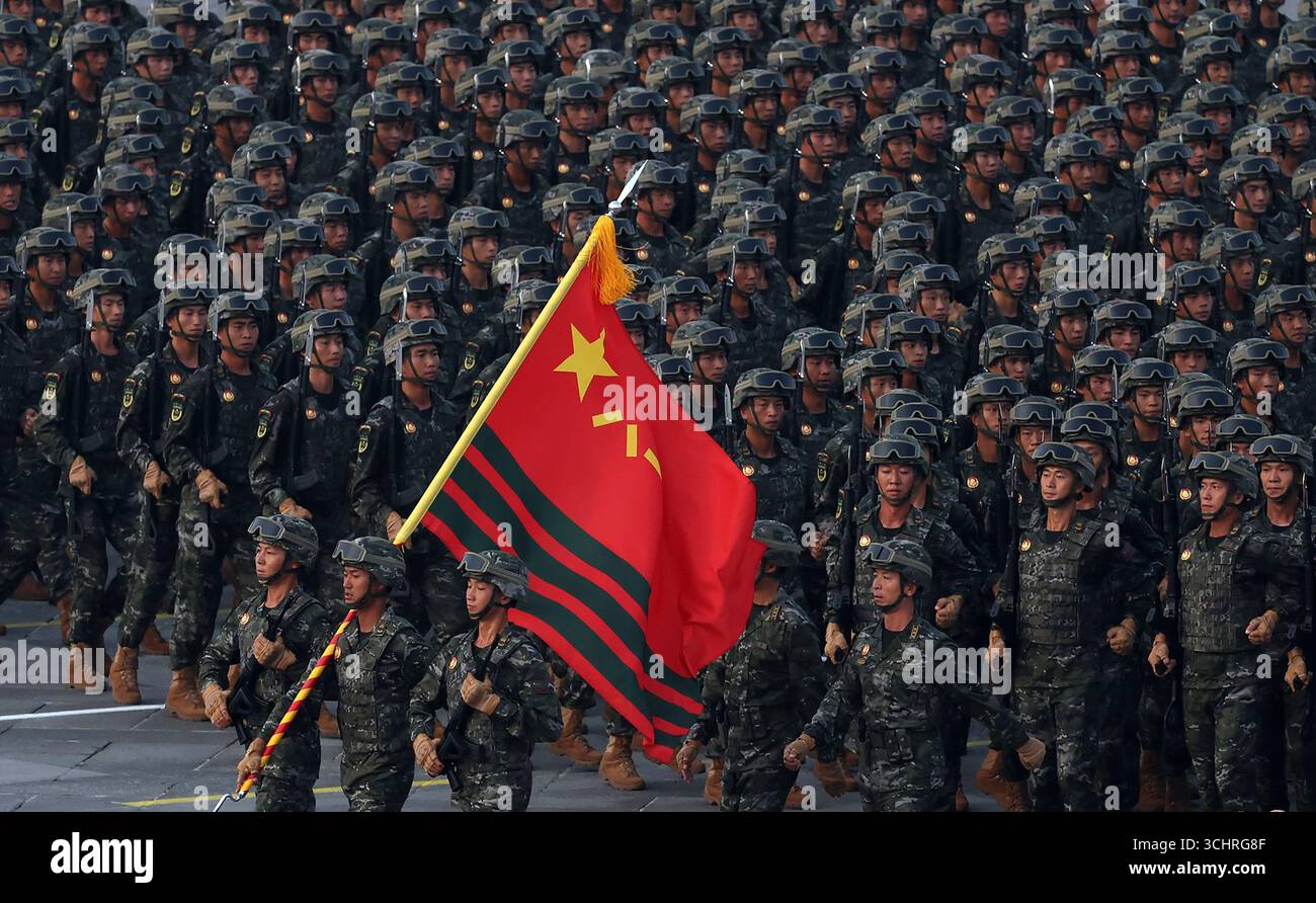 Peking, China. September 2025. Chinesische Soldaten marschieren während einer Militärparade zum 80. Jahrestag des Sieges über Japan und des Endes des Zweiten Weltkriegs am Mittwoch auf dem Platz des Himmlischen Friedens in Peking, China. September 2025. Bei der Militärparade zum Siegtag Chinas nehmen 26 führende Politiker der Welt teil, darunter der russische Präsident Wladimir Putin, der nordkoreanische Führer Kim Jong UN und der iranische Präsident Masoud Pezeshkian. Foto: Pressestelle des Kremls/UPI Credit: UPI/Alamy Live News Stockfoto