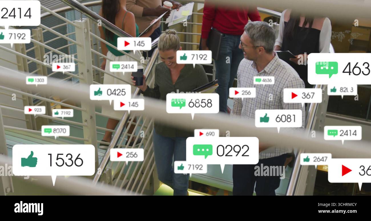 Sprechende Frau in grüner Bluse mit Tablette und Kaffeetasse auf der Bürotreppe, mit metrischen Überzügen Stockfoto